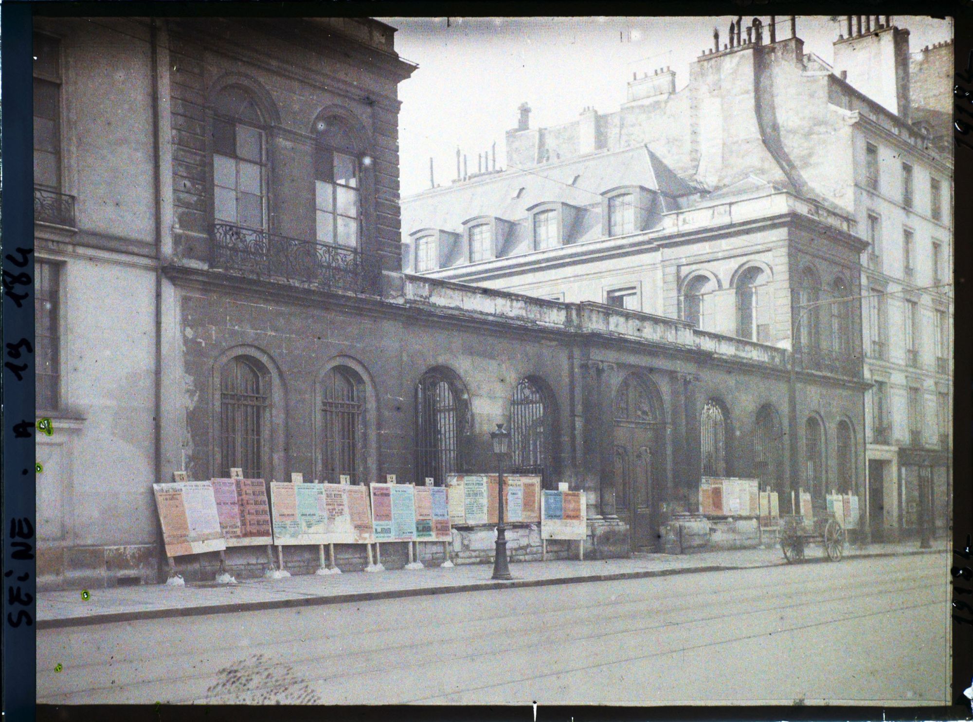 Image représentant Affiches pour les élections municipales du quartier Saint-Germain-des-Près, devant l'Ecole nationale des Beaux-Arts quai malaquais