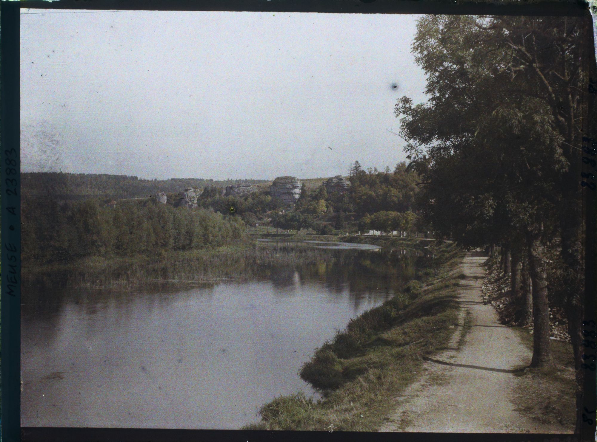 Image représentant France, St Mihiel, Fort du Camp des Romains : Les falaises de St Michel et la Meuse vers l'aval