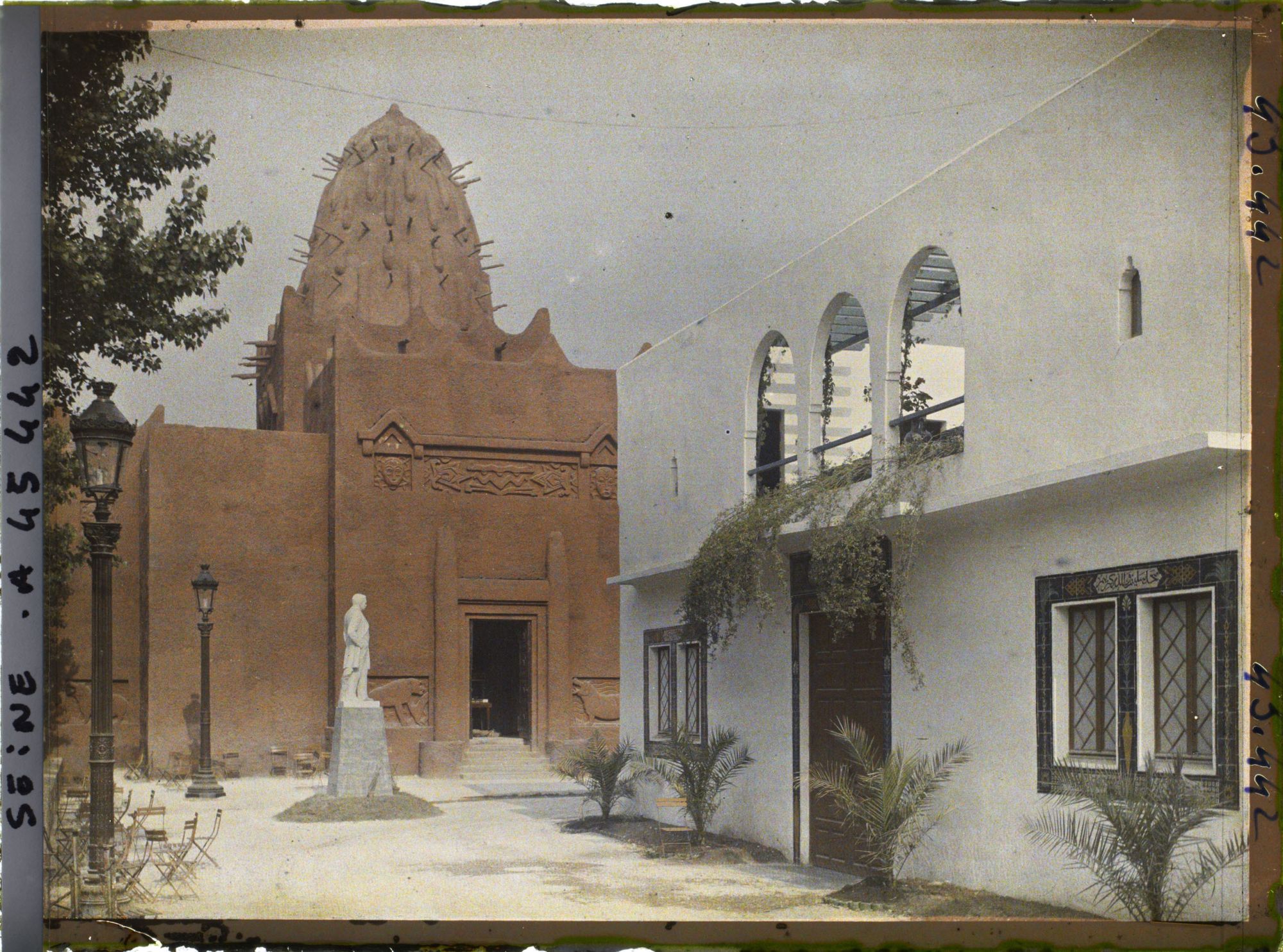 Image représentant L'Exposition des arts décoratifs, Pavillon de Tunisie et Pavillon de l'Afrique occidentale