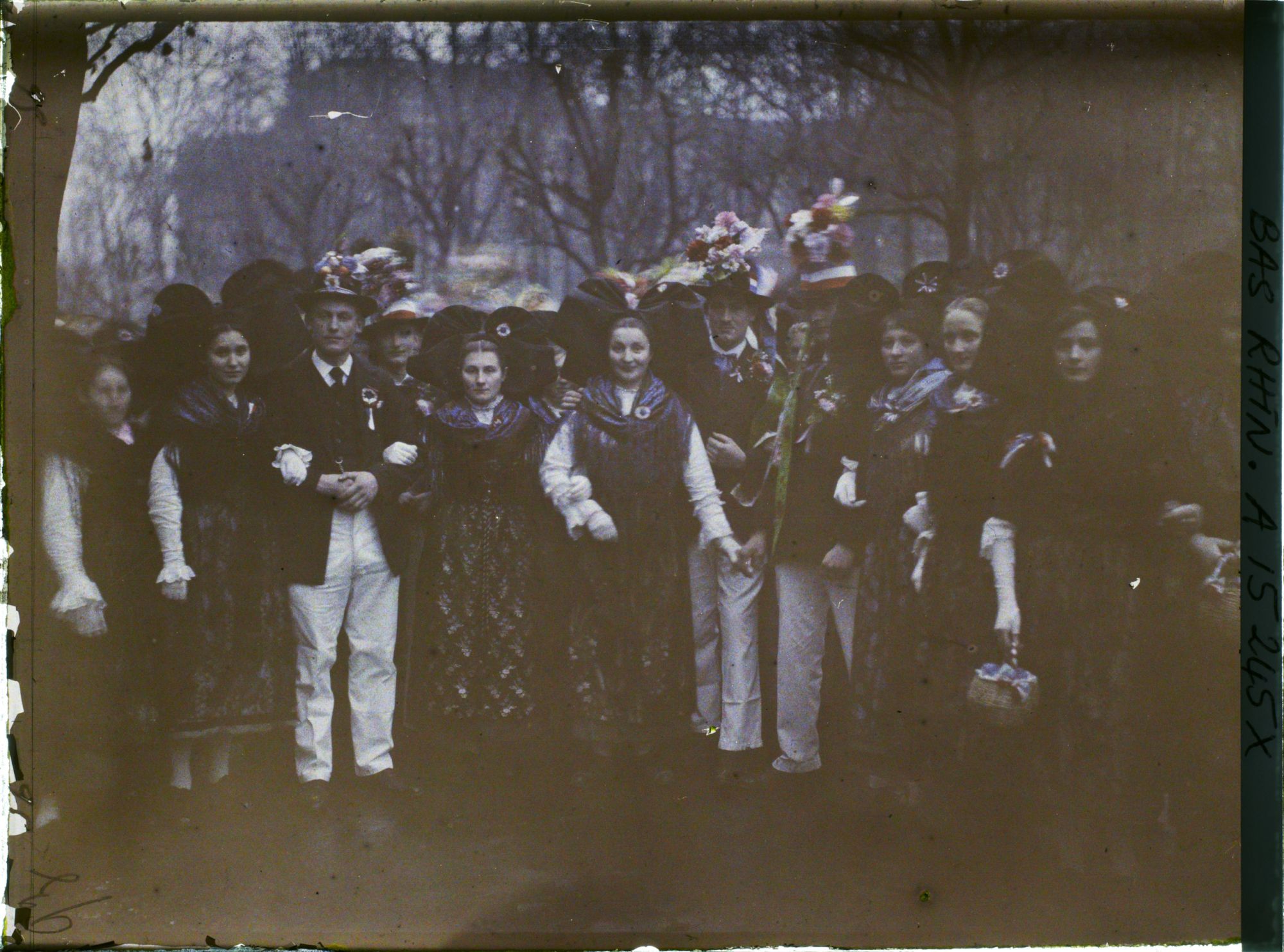 Image représentant France Alsace, Strasbourg, Groupe d'hommes et de femmes de Quatzeuheim