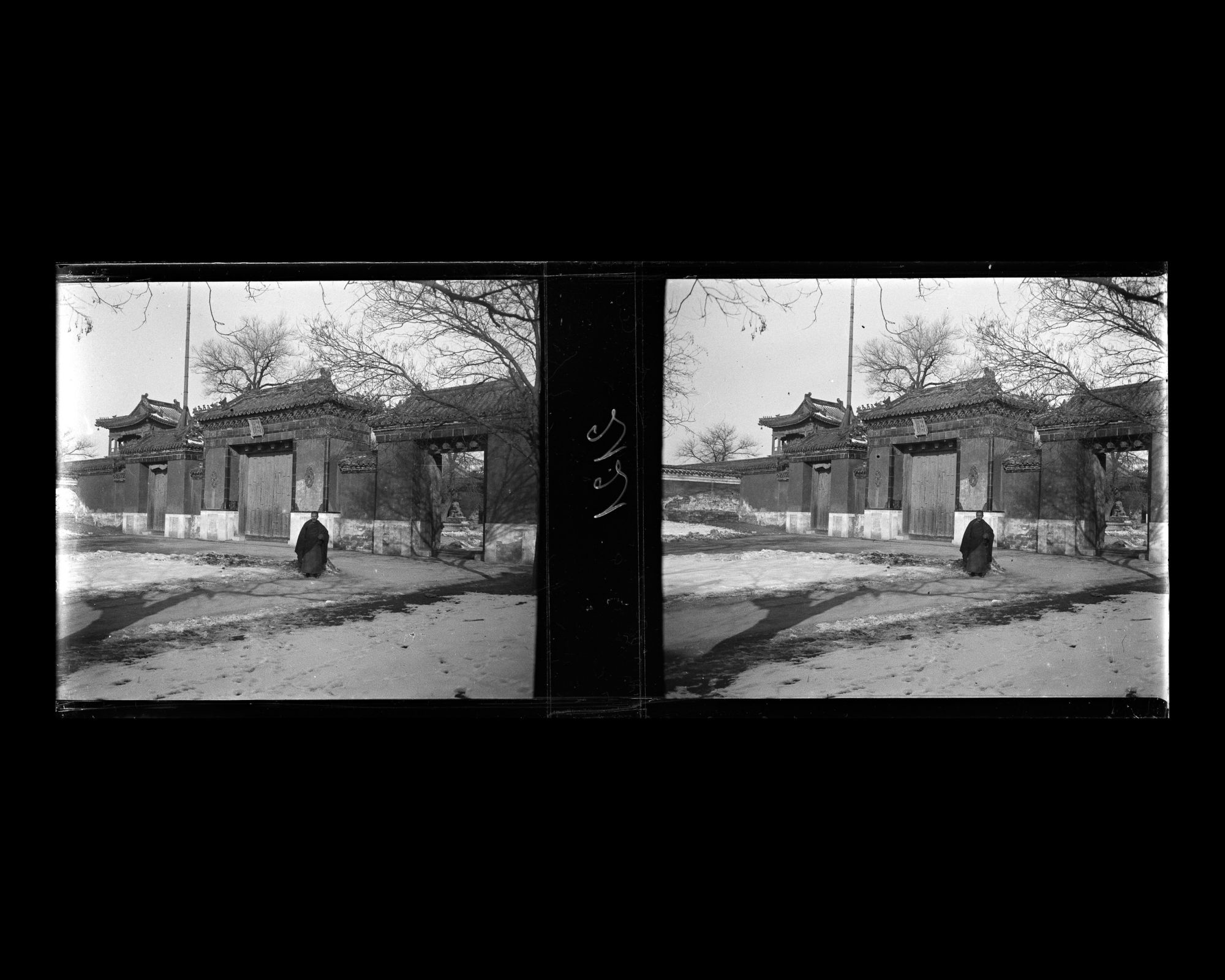 Image représentant Yonghegong ("palais de l'Harmonie et de la Concorde"). Zhaotaimen ("porte de l'Abondance Éclairée"), la porte principale à trois passages située dans la seconde avant-cour