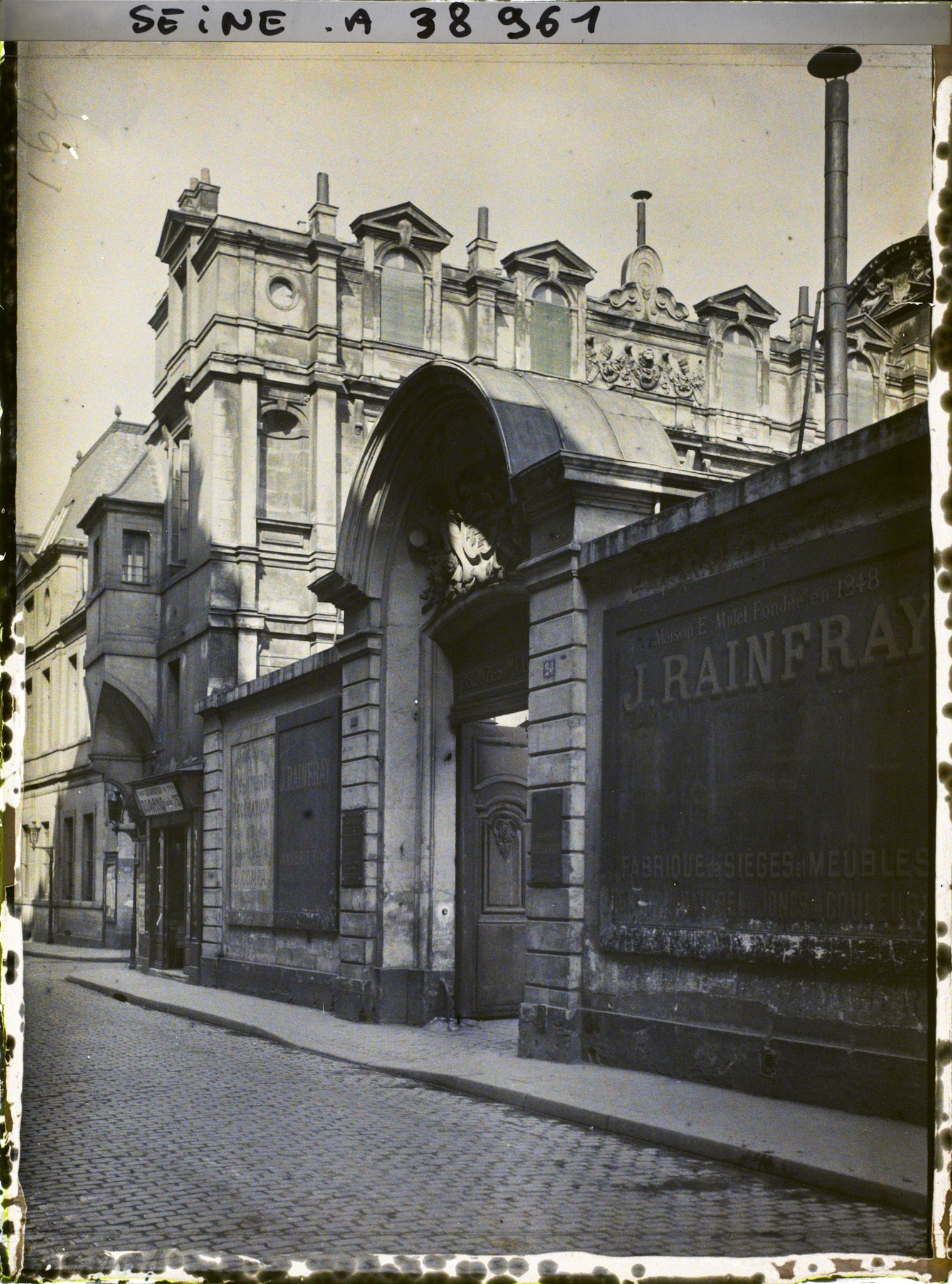 Image représentant L'entrée de l'hôtel de Lamoignon au 24 rue Pavée, à l'angle de la rue des Francs-Bourgeois