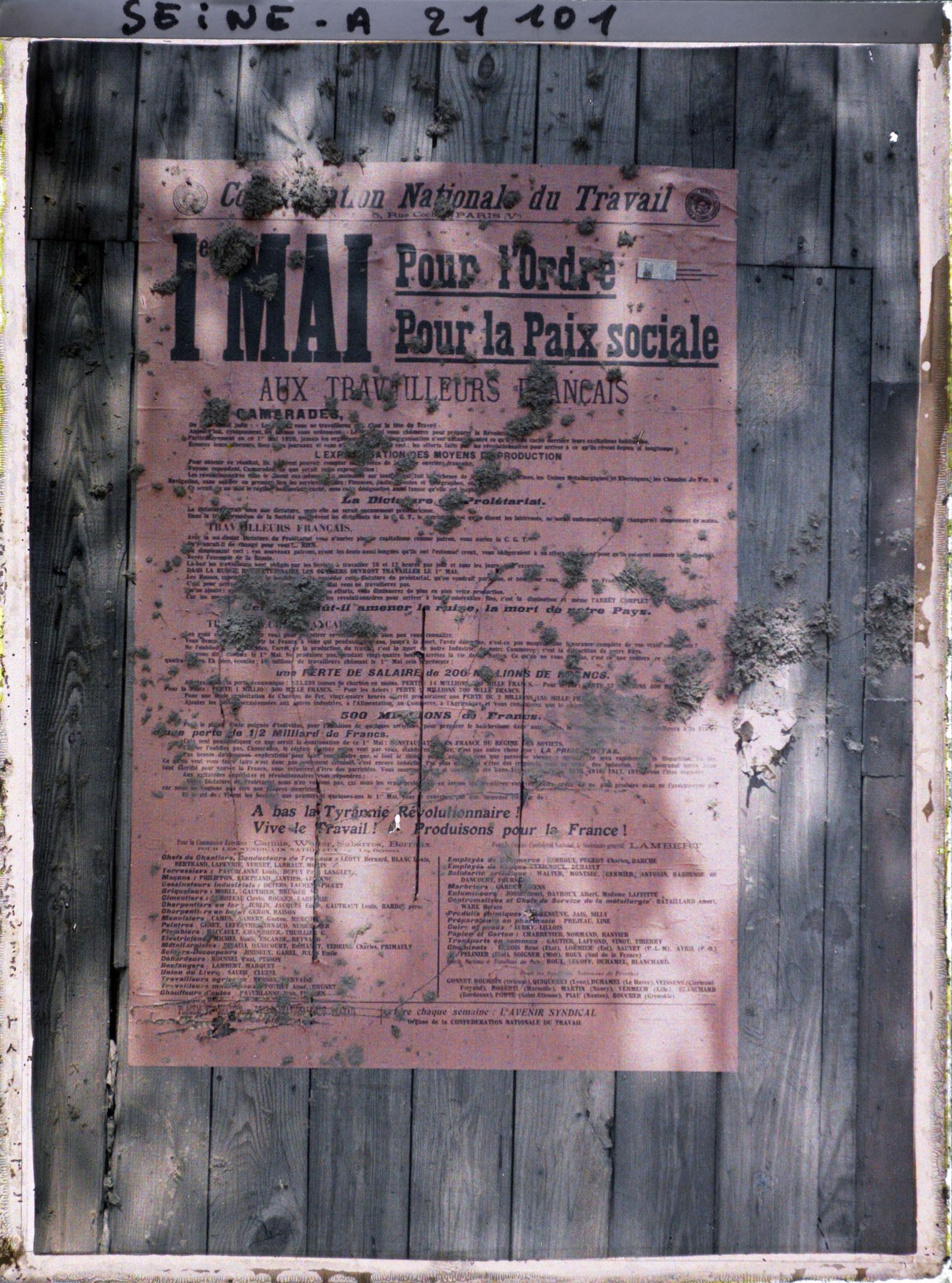 Image représentant Affiche de la Confédération Nationale du Travail "Pour l'Ordre et la Paix sociale" maculée de boue, à l'occasion du 1er mai