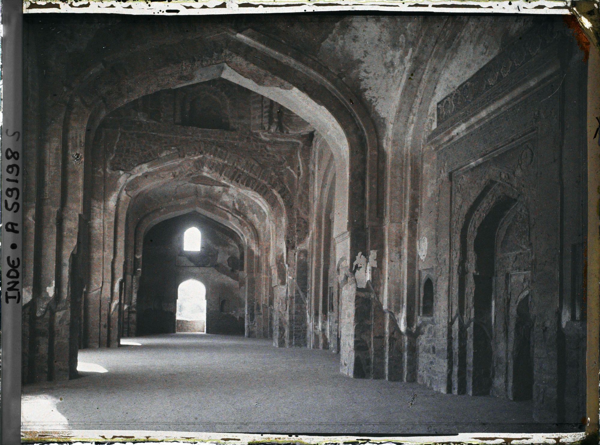 Image représentant Intérieur de la mosquée de Maham Anga, communément appelée Khairul Manzil