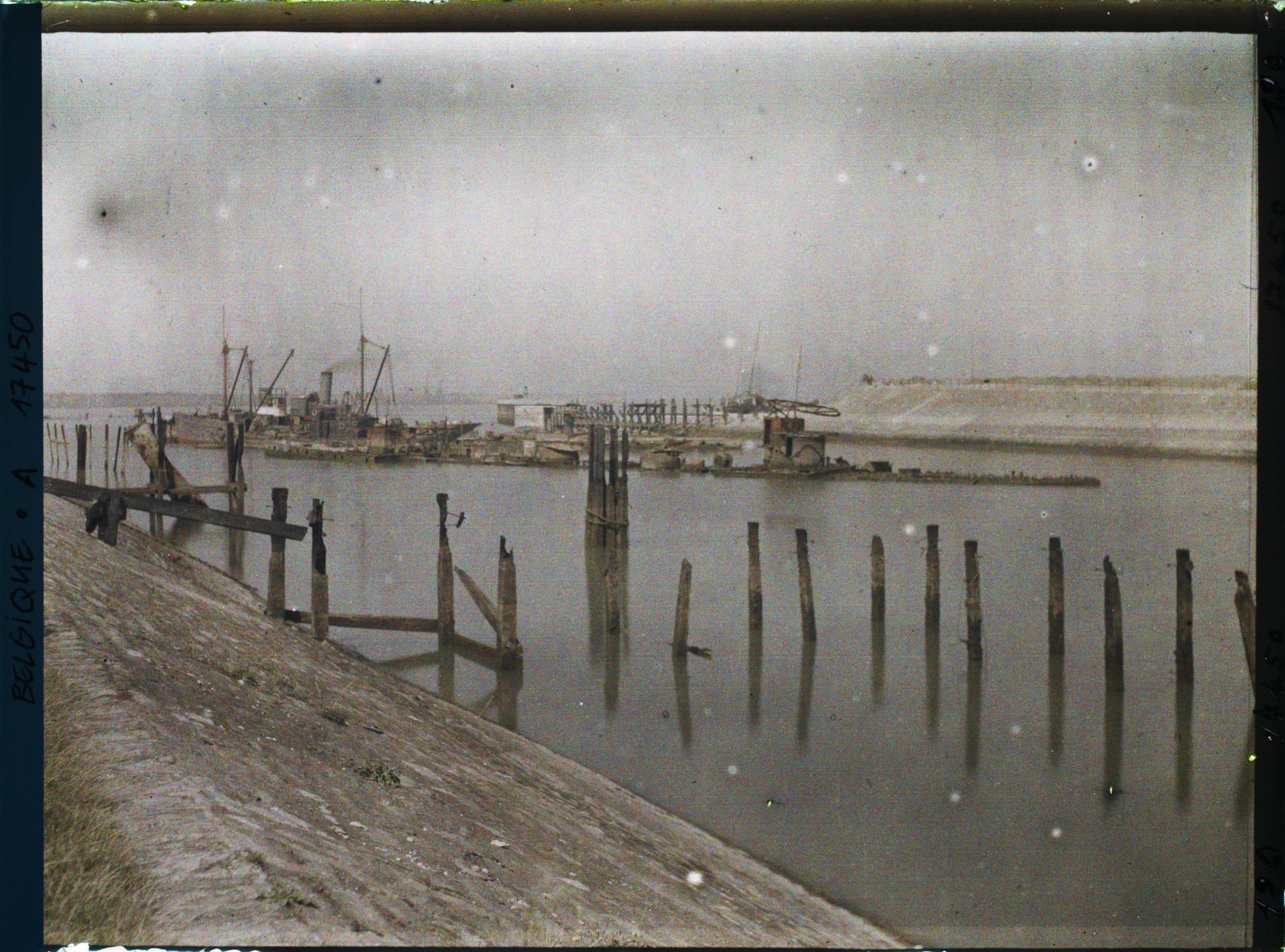 Image représentant Belgique, Zee Brugge, La sortie du Chenal, en premier plan l'Ephigeni