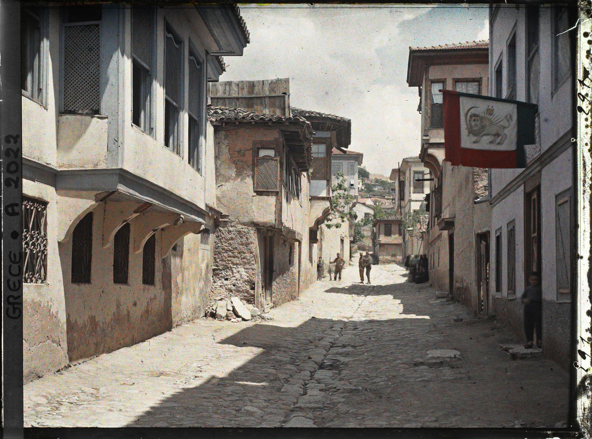 Image représentant La rue du Consulat de Perse, avec le drapeau persan