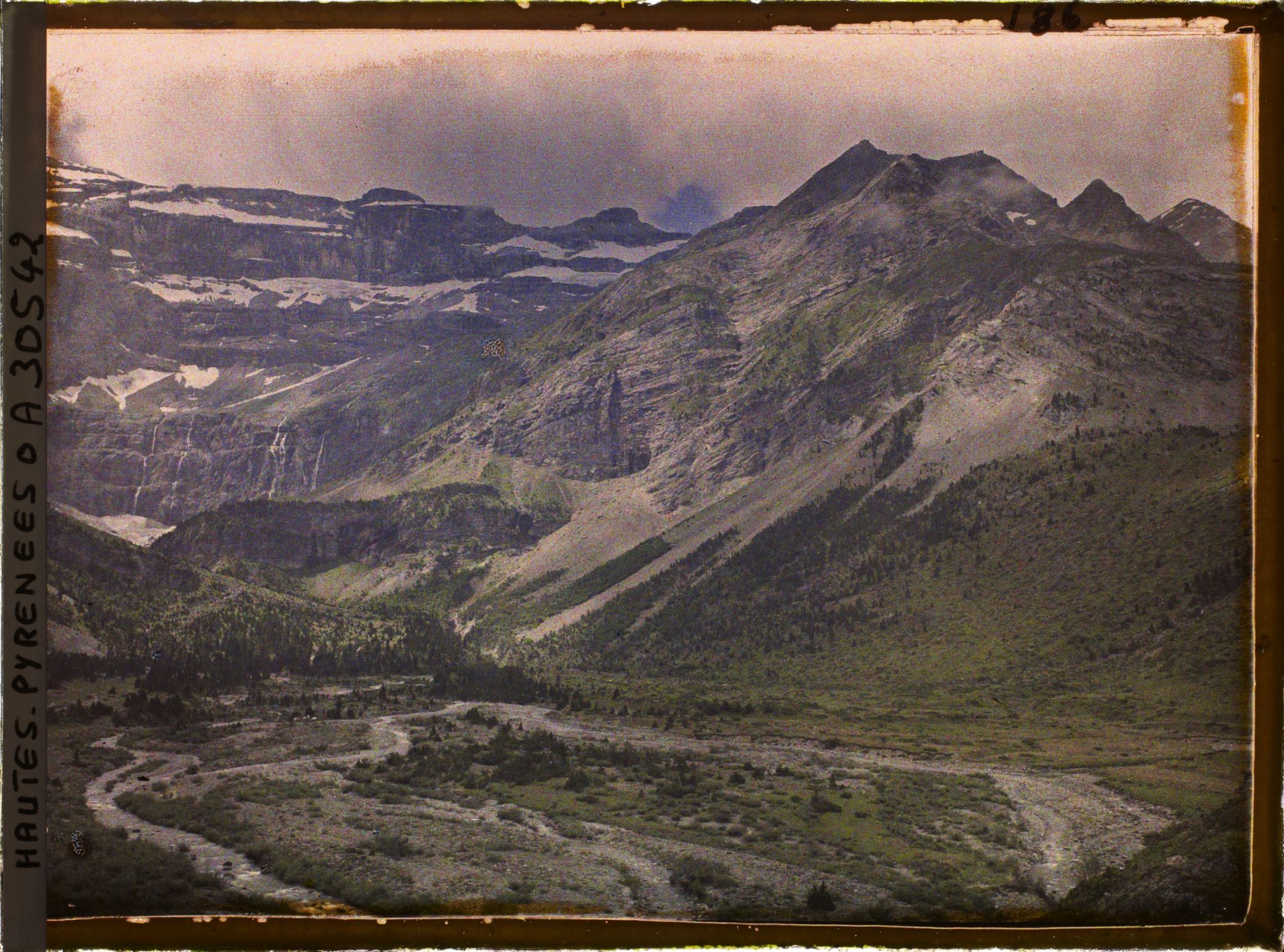 Image représentant France, Gavarnie, Un coté du Cirque. Tour du marboré, Casque et Pic des Sarradets