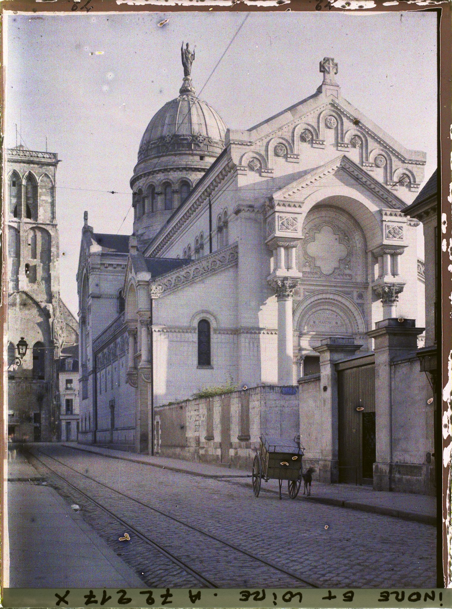 Image représentant La basilique Saint-Martin et la Tour Charlemagne, depuis la rue Descartes