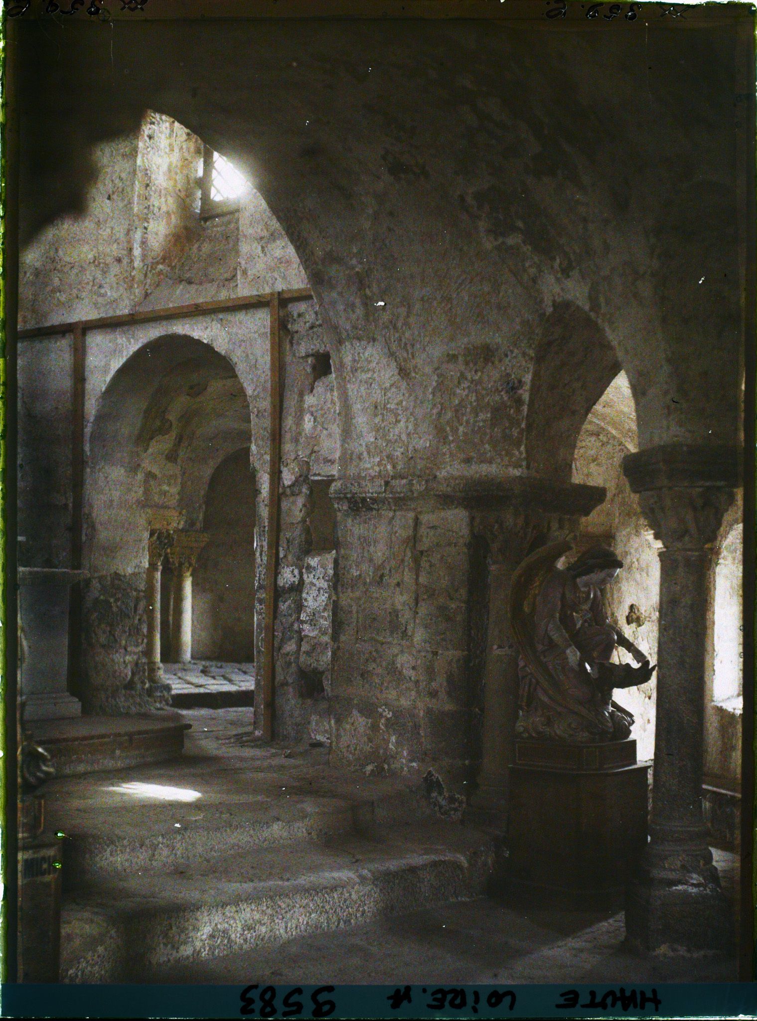 Image représentant L'intérieur de l'église saint-Michel
