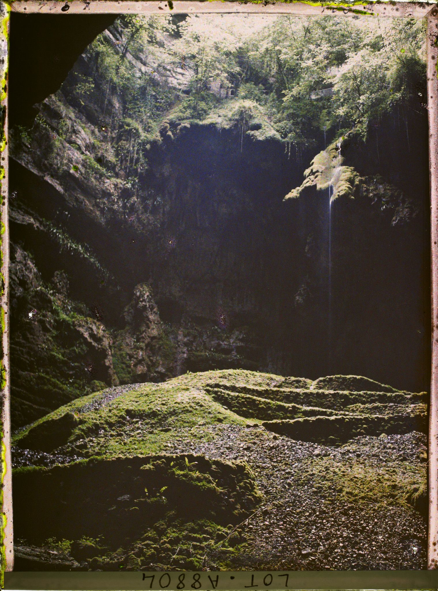 Image représentant France, Roc-Amadour, Les parois du trou du gouffre de Padirac
