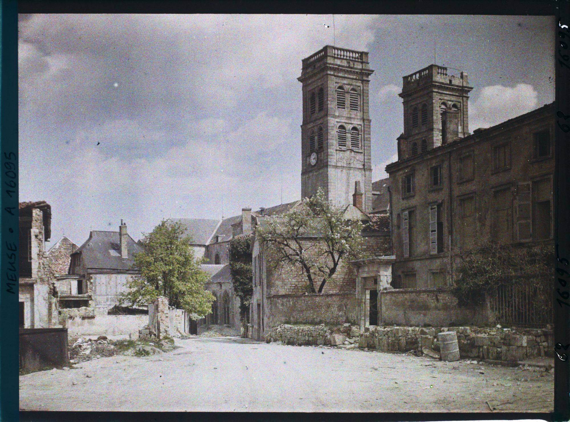 Image représentant France, Verdun, La Cathédrale vue de la Porte Châtel