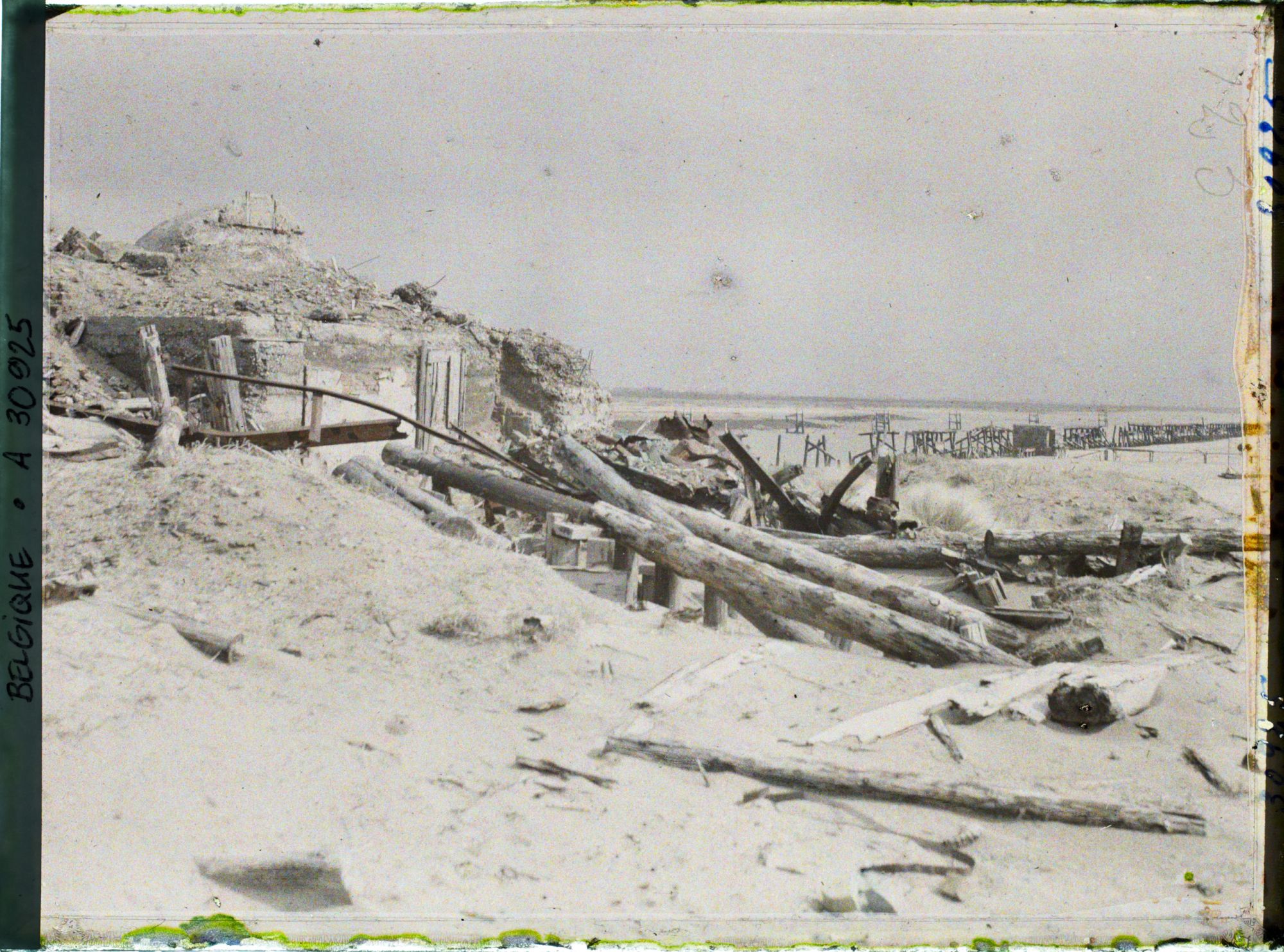 Image représentant Belgique, Nieuport les Bains, Rive gauche de l'Yser, vue vers l'estacade et Nieuport ville