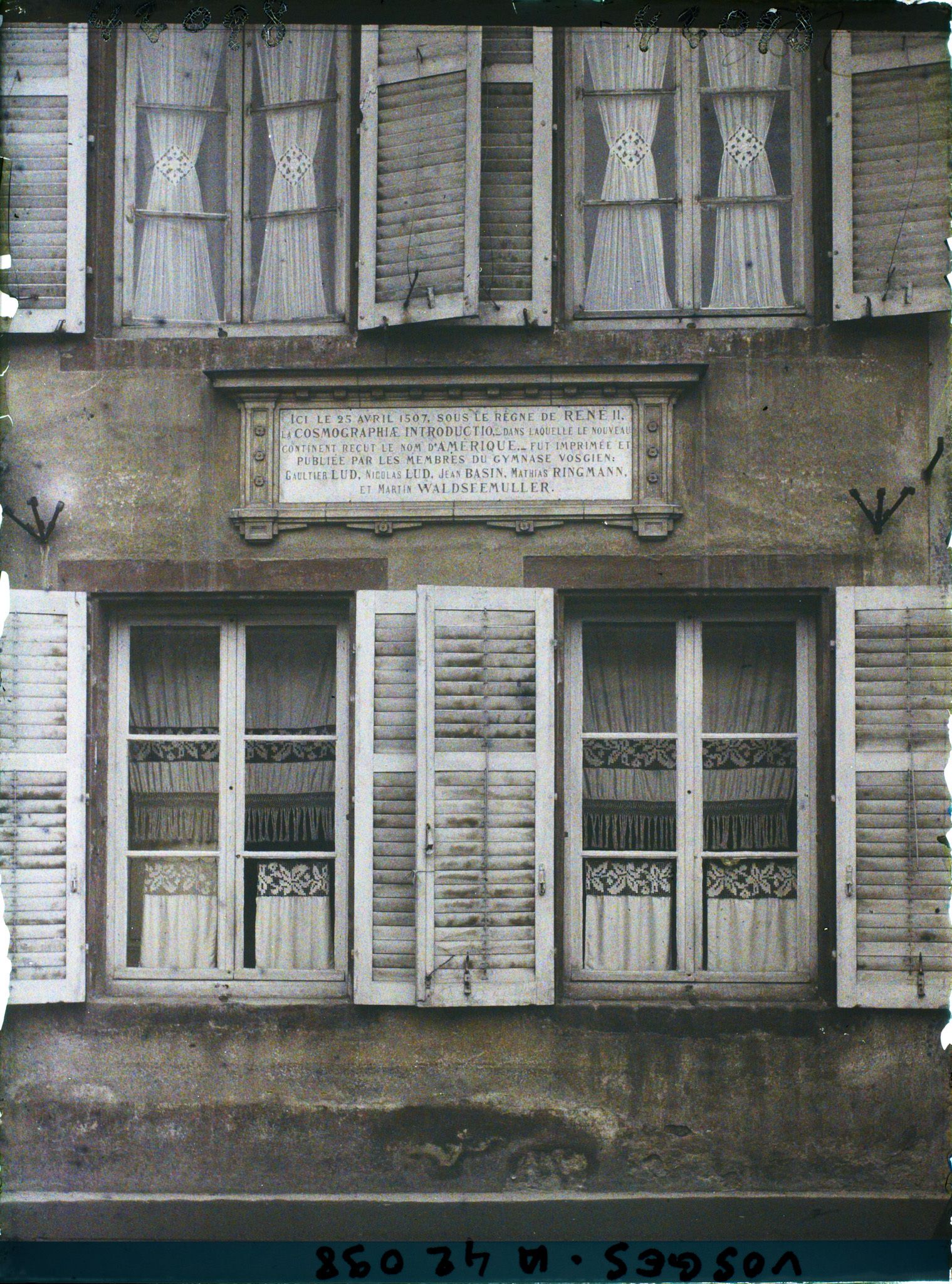 Image représentant France, St Dié, Maison où fut imprimée la Cosmographiae l'Inscription