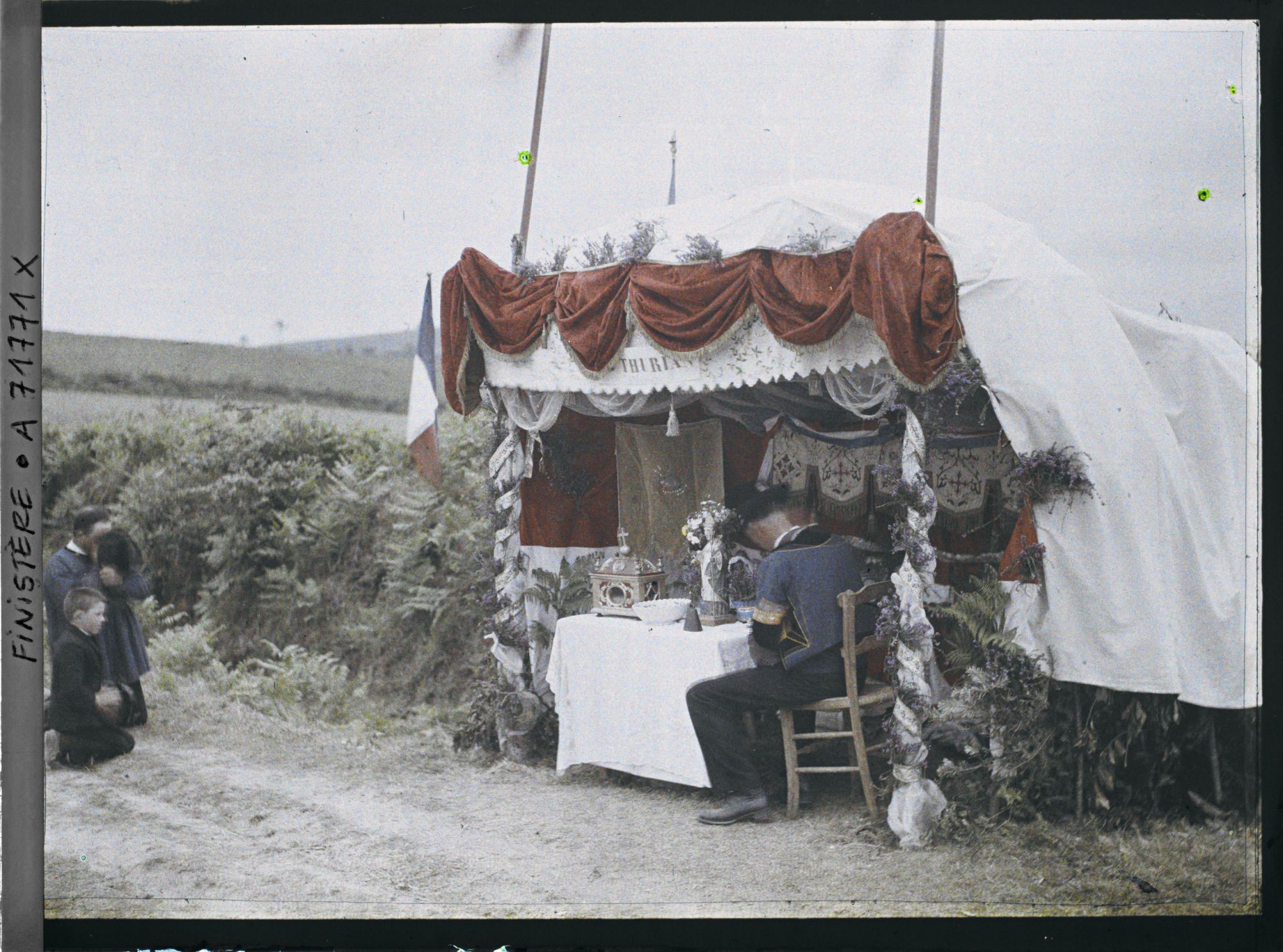 Image représentant Le reposoir de saint Thurien sur le parcours de la Grande Troménie