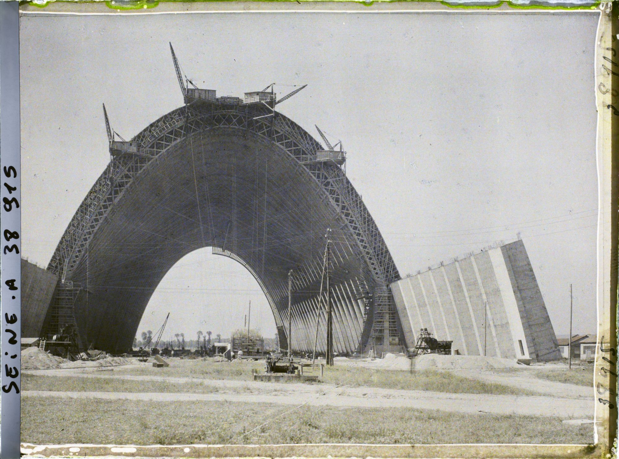Image représentant Vue d'un des hangars à dirigeables (peut-être celui à l'ouest) en construction)