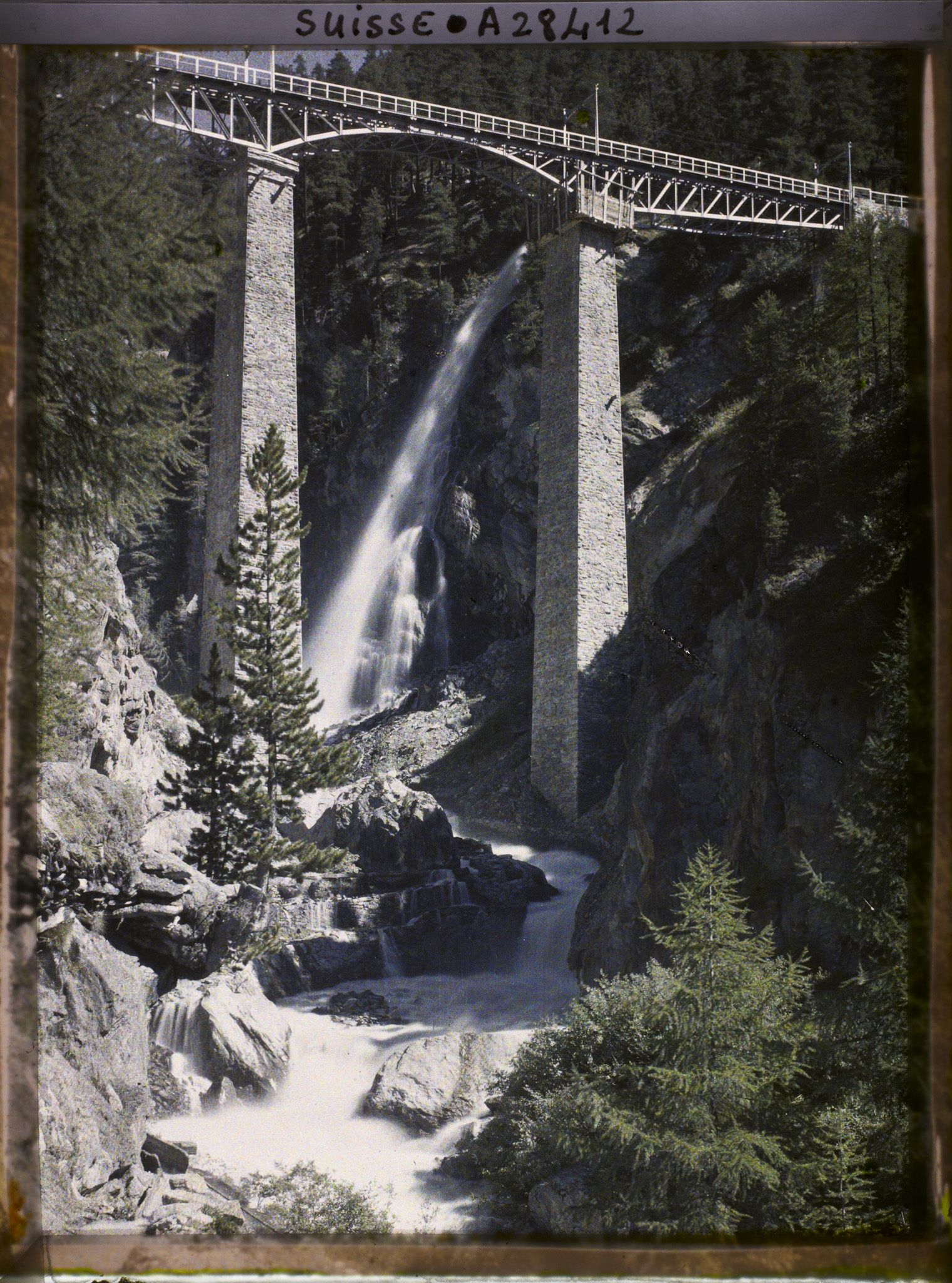 Image représentant Les gorges du Findelbach, sa cascade et le pont ferrovière de Findelen