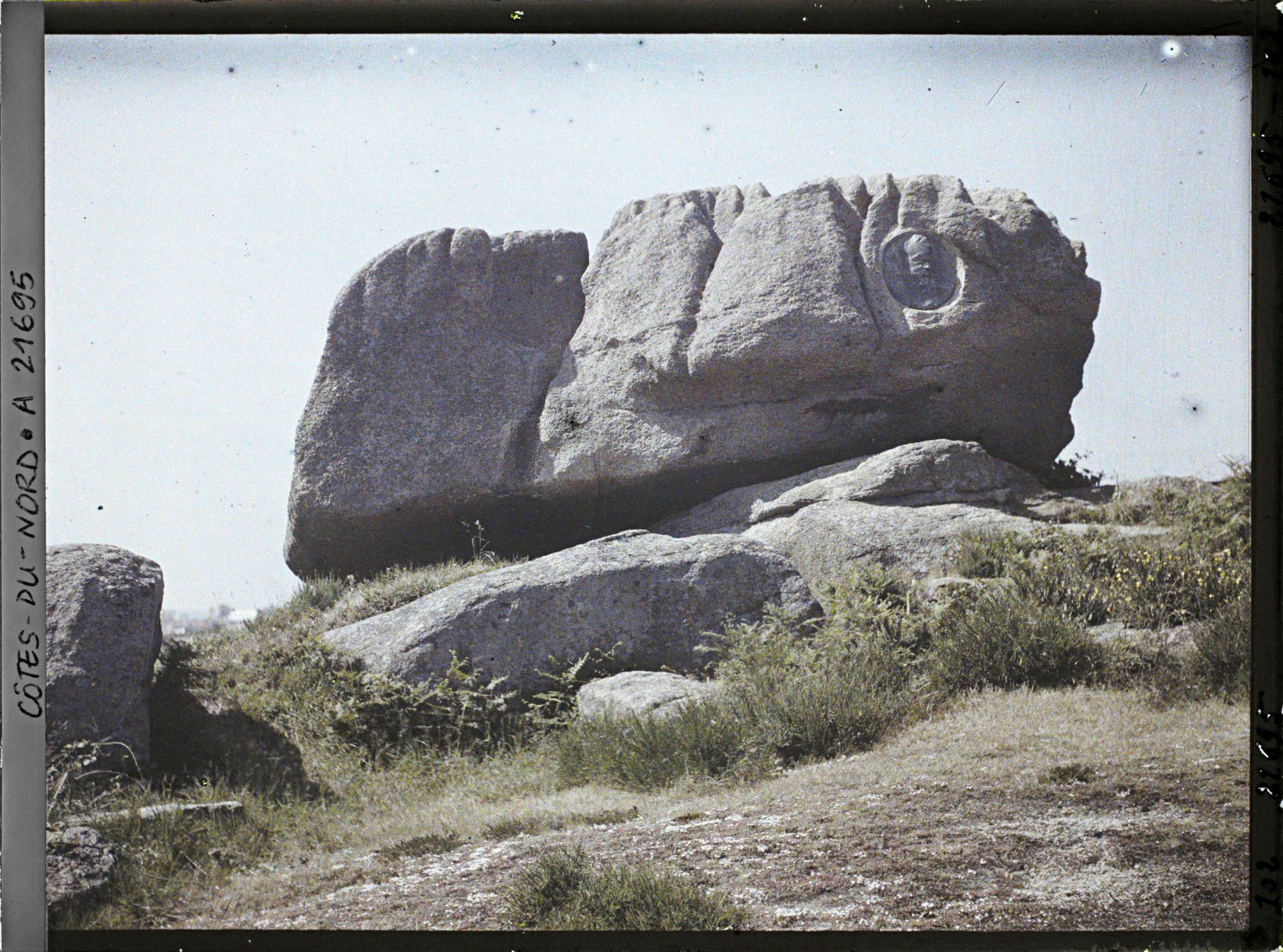 Image représentant La Roche des Soupirs avec le portrait en médaillon du poète Gabriel Vicaire