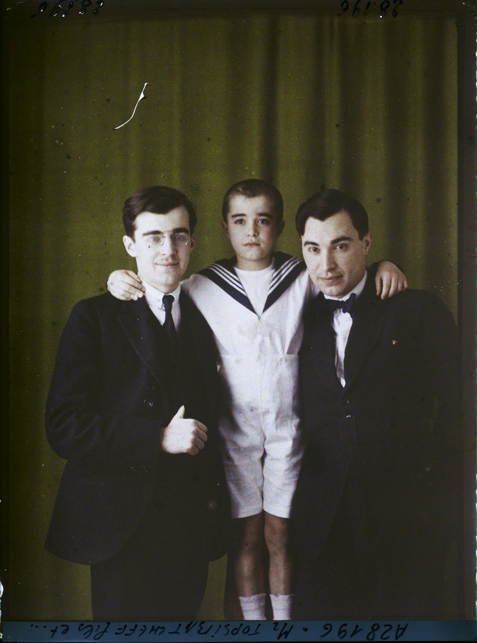 Image représentant L'enfant  https://musee-albert-kahn.s-museum.fr/home/NWQ2OTAwYzNmYjZlZTk1ZWQwODJmMjY4L2dlbmVyaWMtbm90aWNlLXRhYi9hdXRob3JpdHkvNjE3YTc5ZjVjZjhiODk2OGIzMzM3ZDIx/5d6900c3fb6ee95ed082f268/generic-notice-tab/authority/617a79ebcf8b8968b33378cc Topsibatcheff en compagnie de deux messieurs