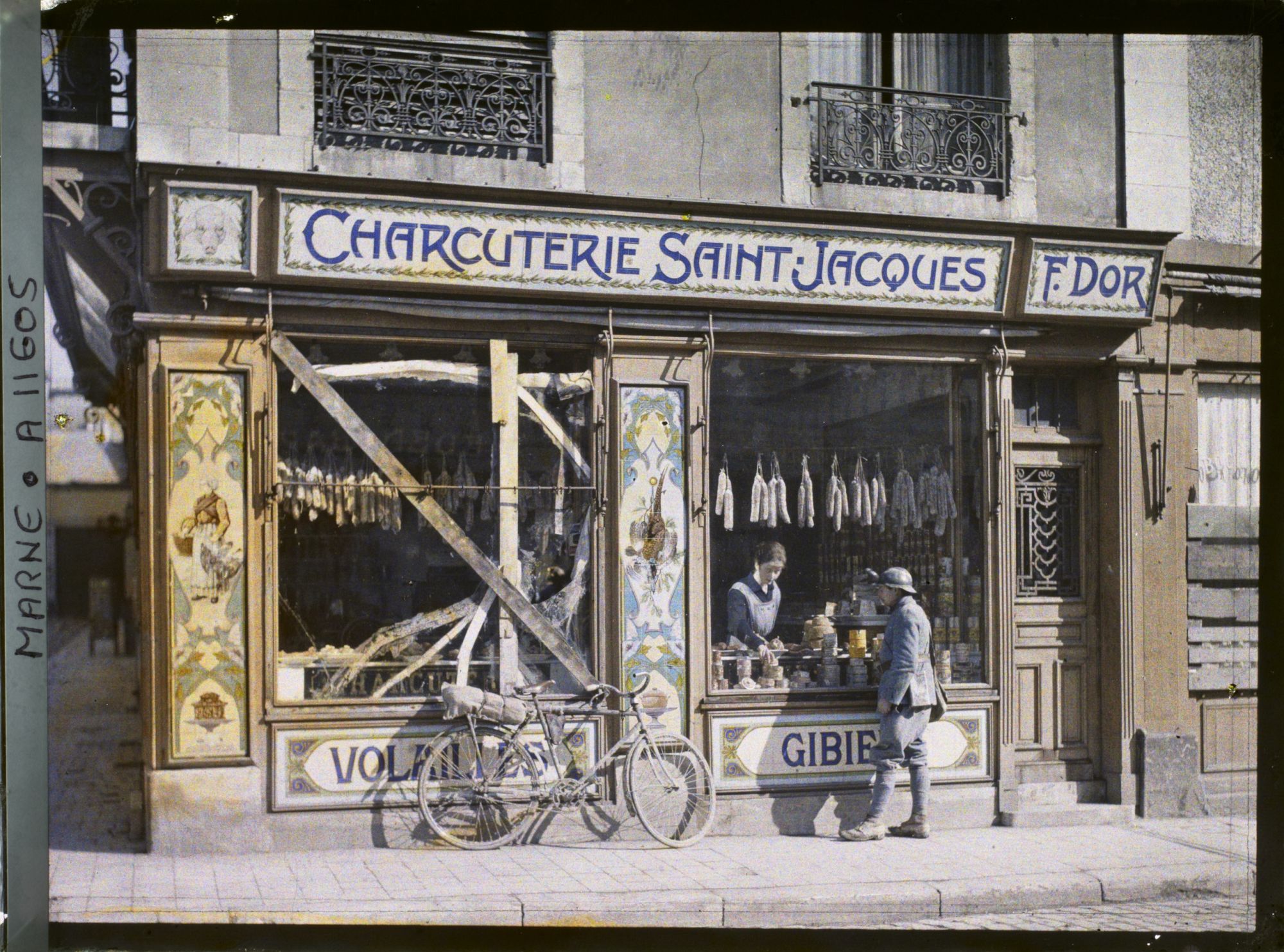 Image représentant Devanture de la charcuterie Saint-Jacques, bien ravitaillée