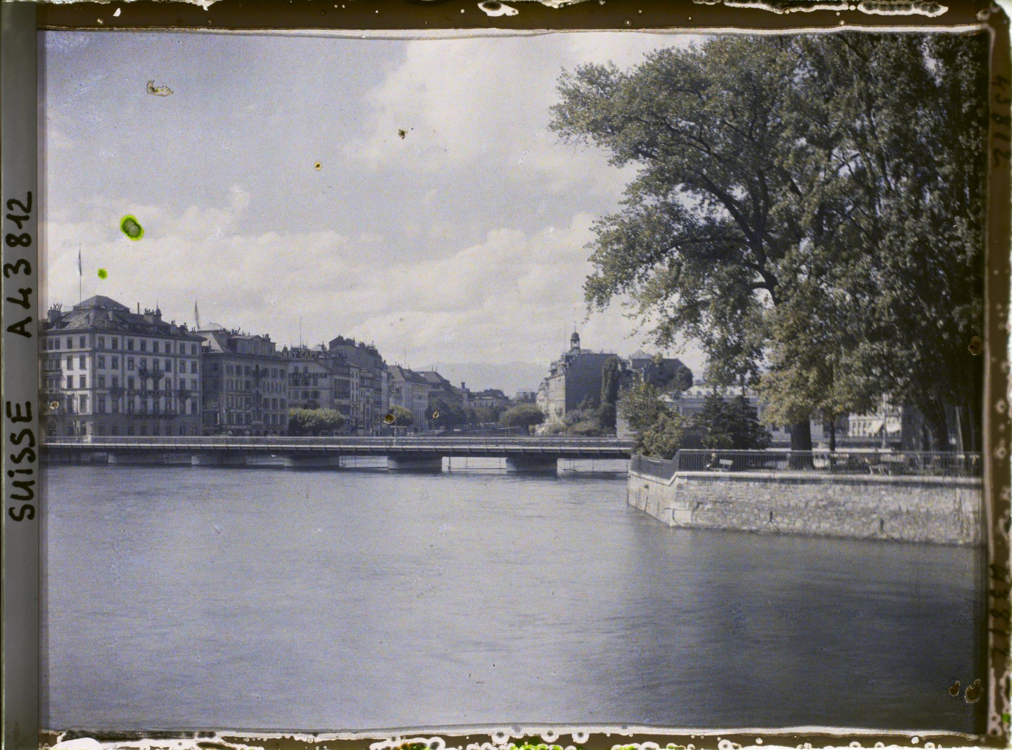 Image représentant L'île Rousseau, le Rhône et le pont des Bergues
