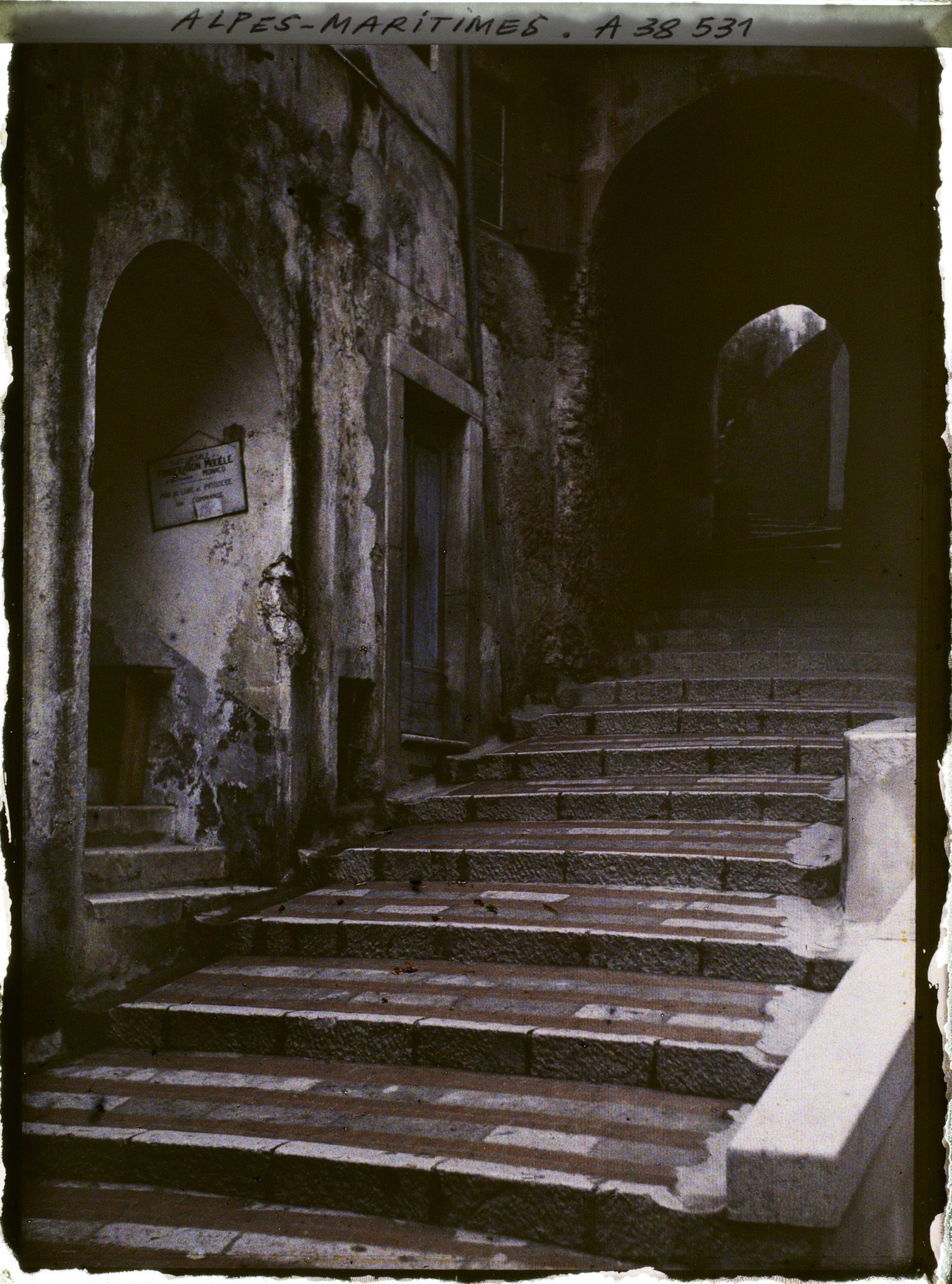 Image représentant Une rue avec escaliers