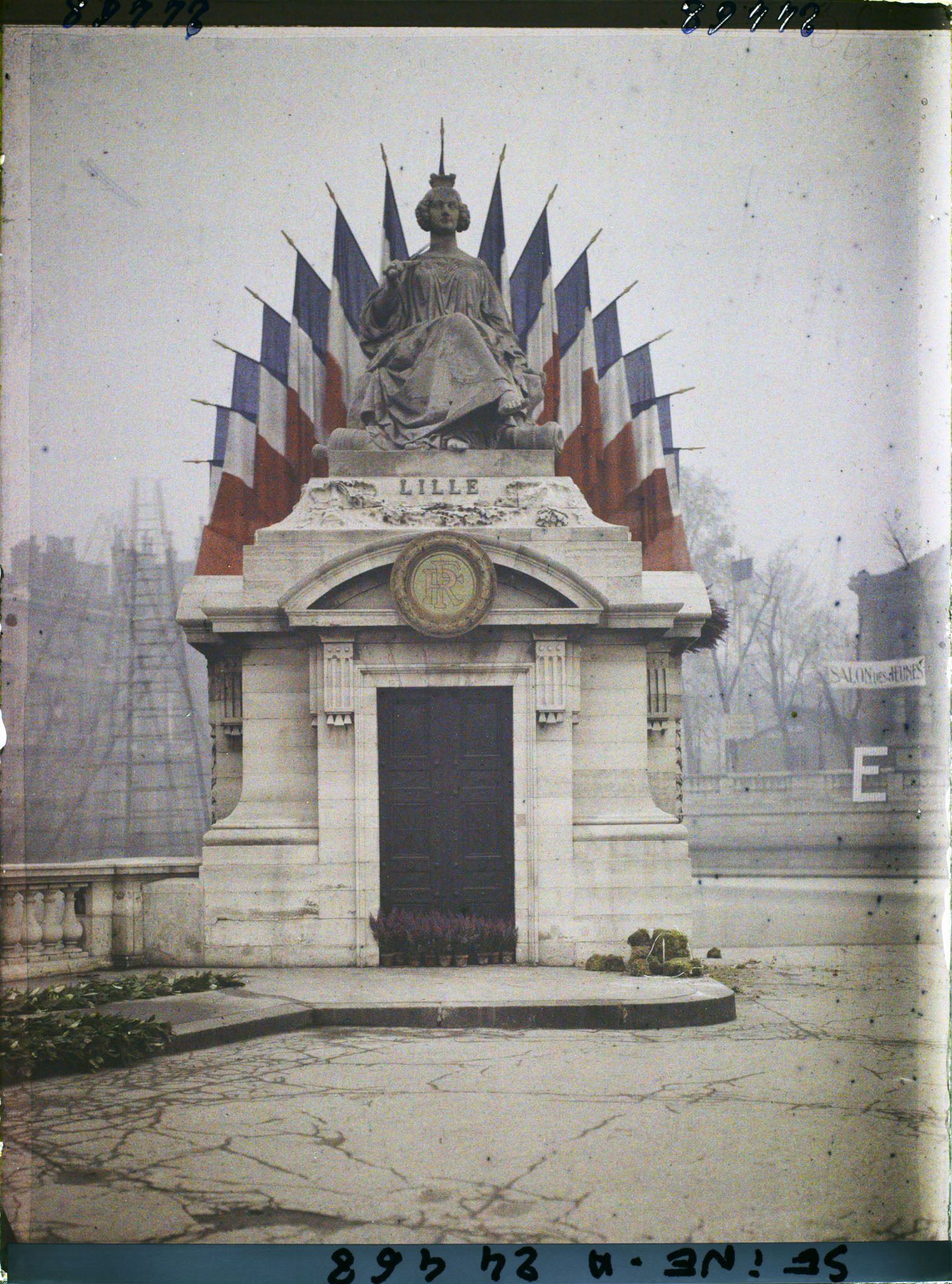 Image représentant La statue de Lille décorée pour le Cinquantenaire de la IIIe République, place de la Concorde
