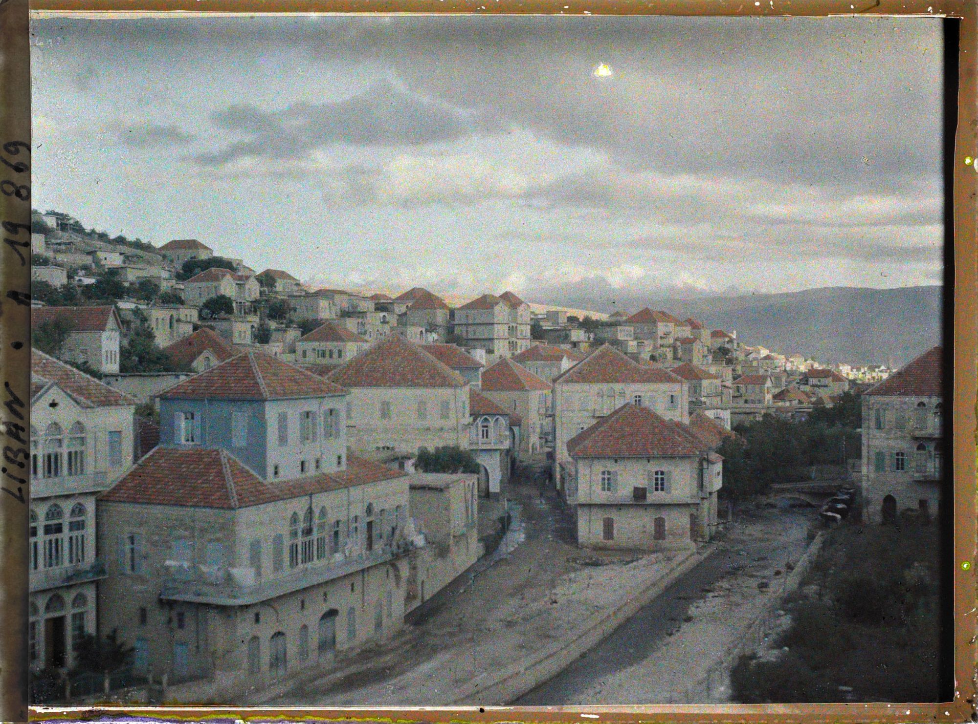 Image représentant Un quartier de la ville traversé par le Nahr El Berdaouni