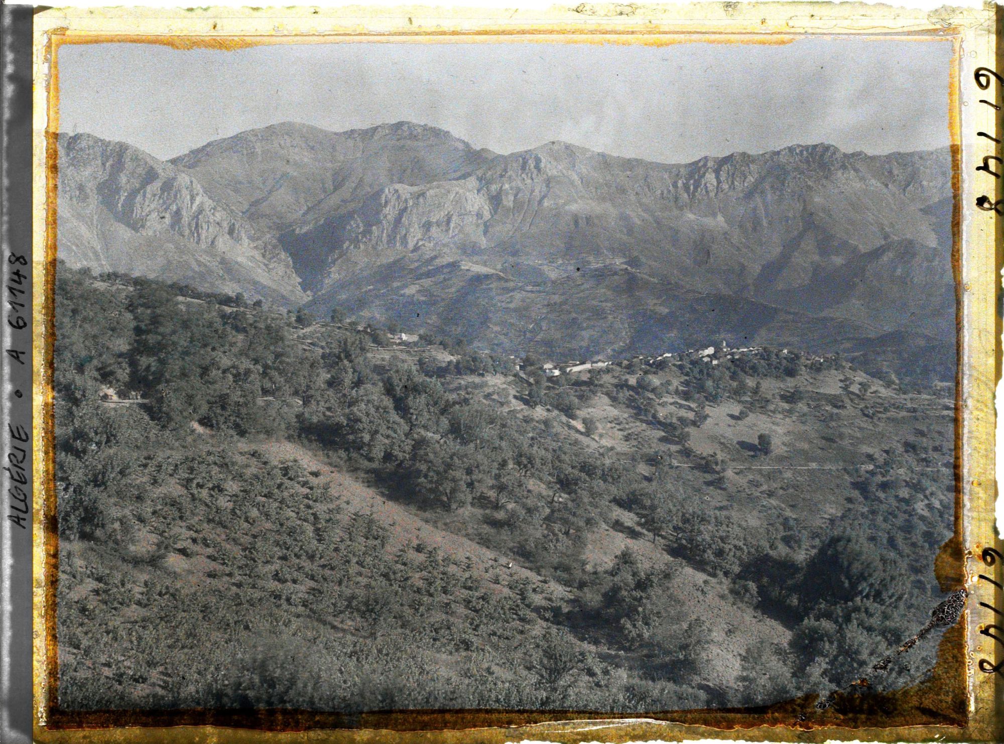 Image représentant Vue vers les crêtes de l'Azerou Tidjer et du village de Taourirt Amokrane