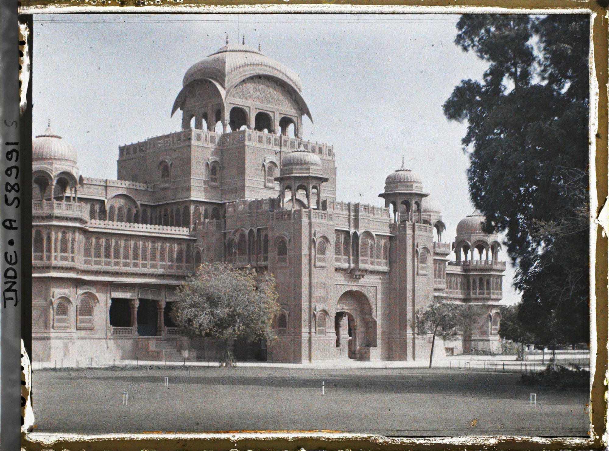 Image représentant L'entrée du palais Laxmi Niwas, Palais Lallgarh
