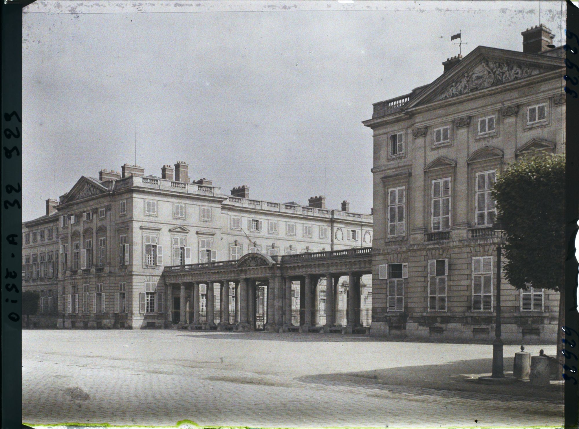 Image représentant France, Compiègne, Perspective sur l'entrée du Chau Place du Palais