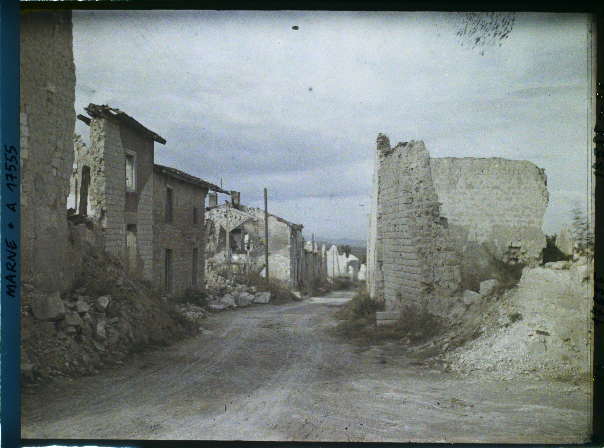 Image représentant France, Cernay les Reims, La rue Gambetta vue vers Reims