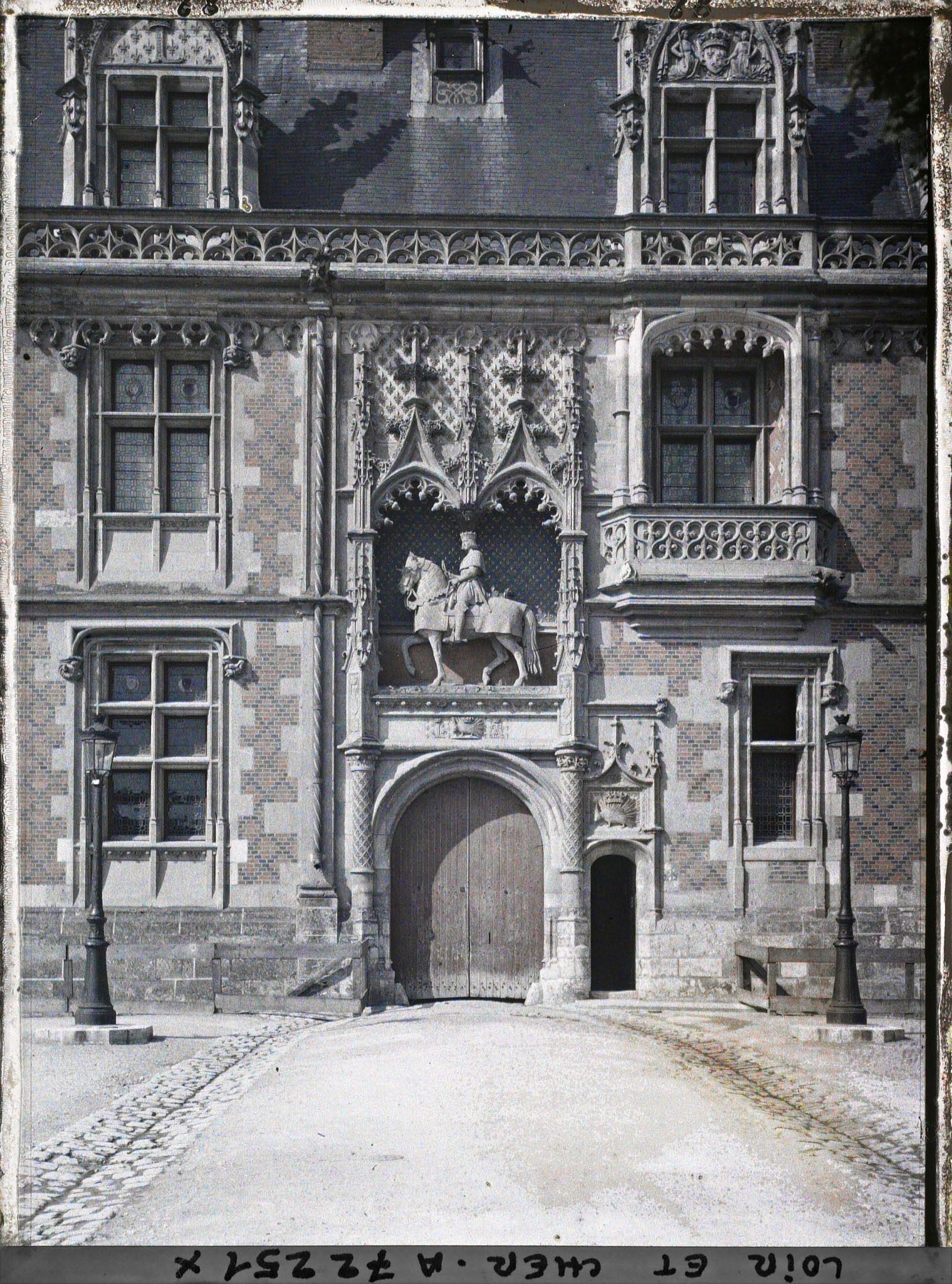 Image représentant L'entrée de l'aile Louis XII, avec la statue équestre