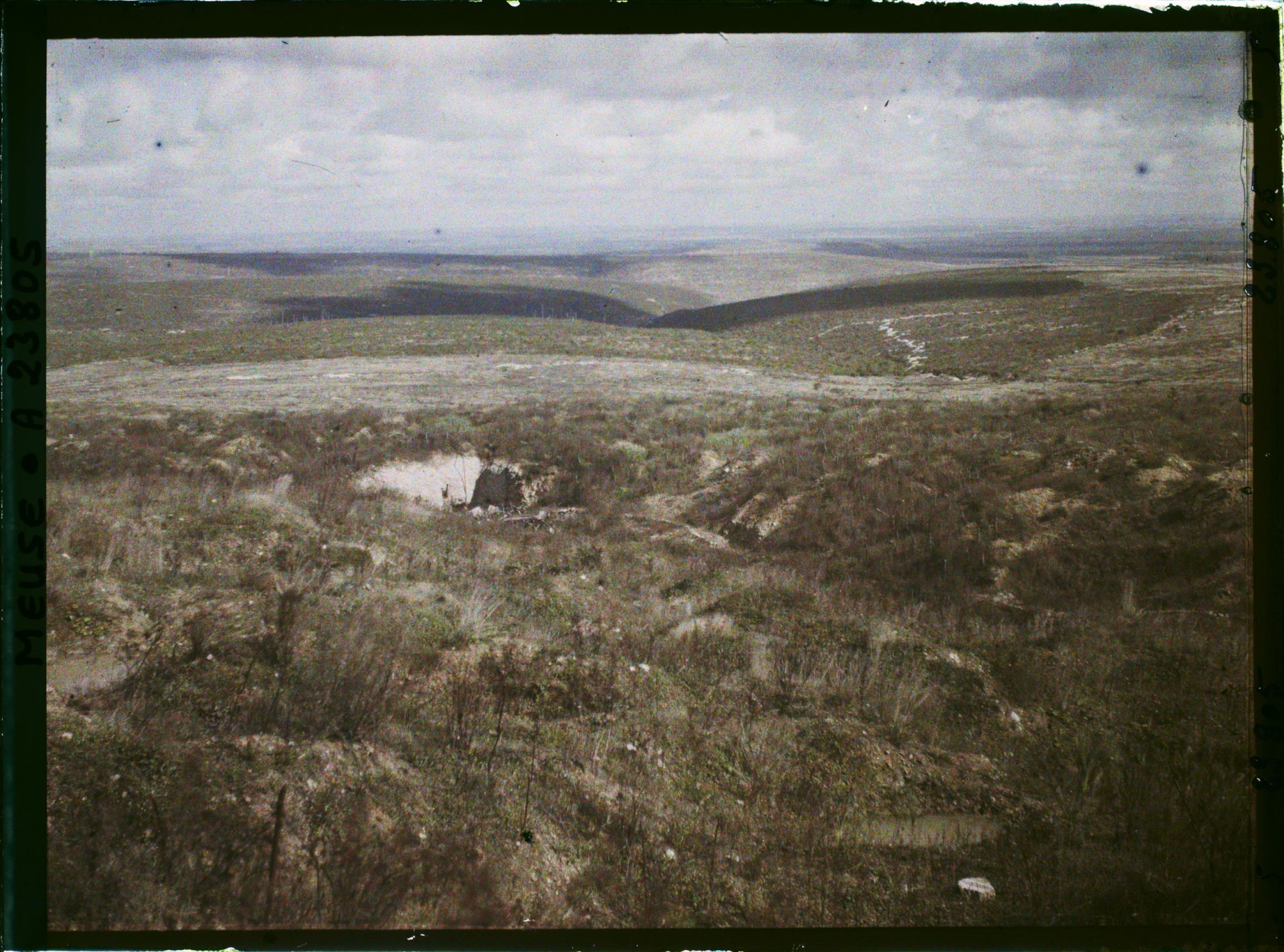 Image représentant France, Verdun, Fort de Douaumont Vue prise du haut du fort de Douaumont vers l'est