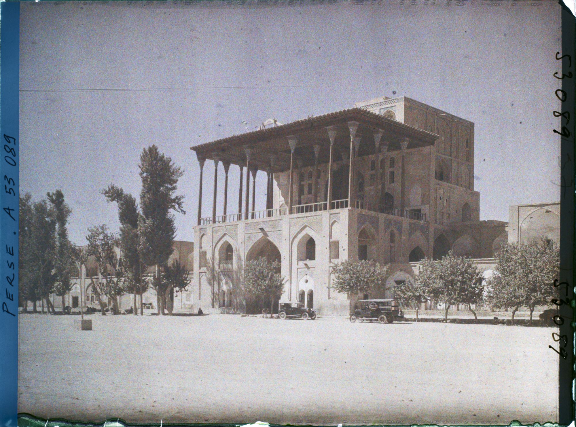 Image représentant Le palais Ali Qapu ("sublime porte"), côté ouest de la Meydan-i-Chah