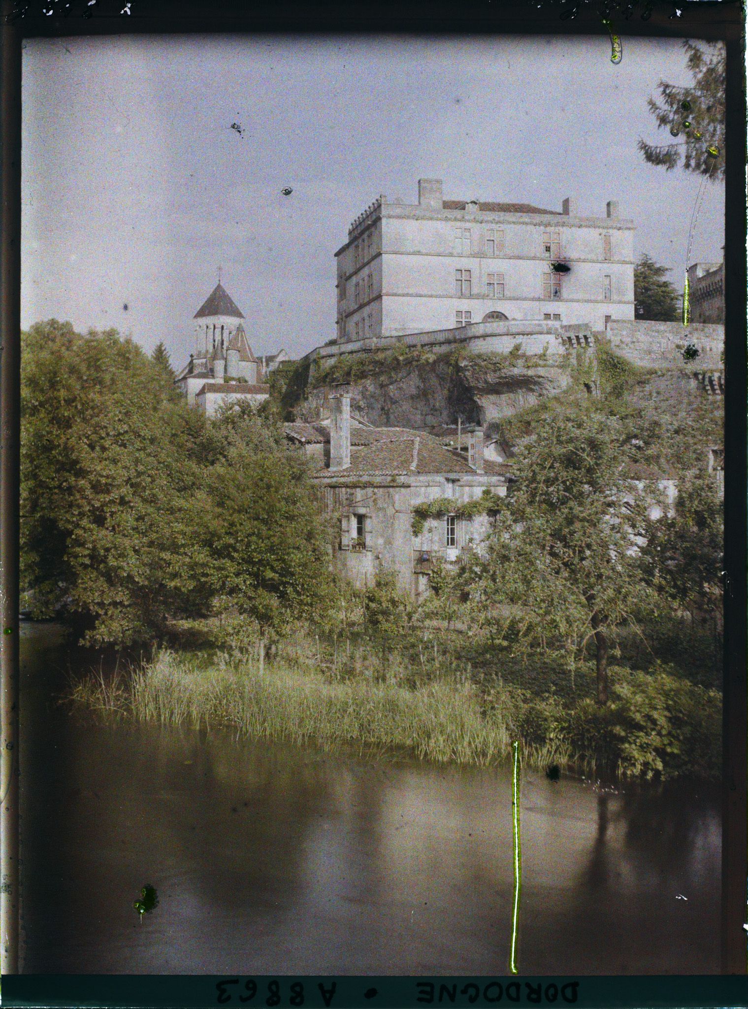 Image représentant France, Bourdeilles, Le grand bâtiment carré du château (renaissance) et l'église