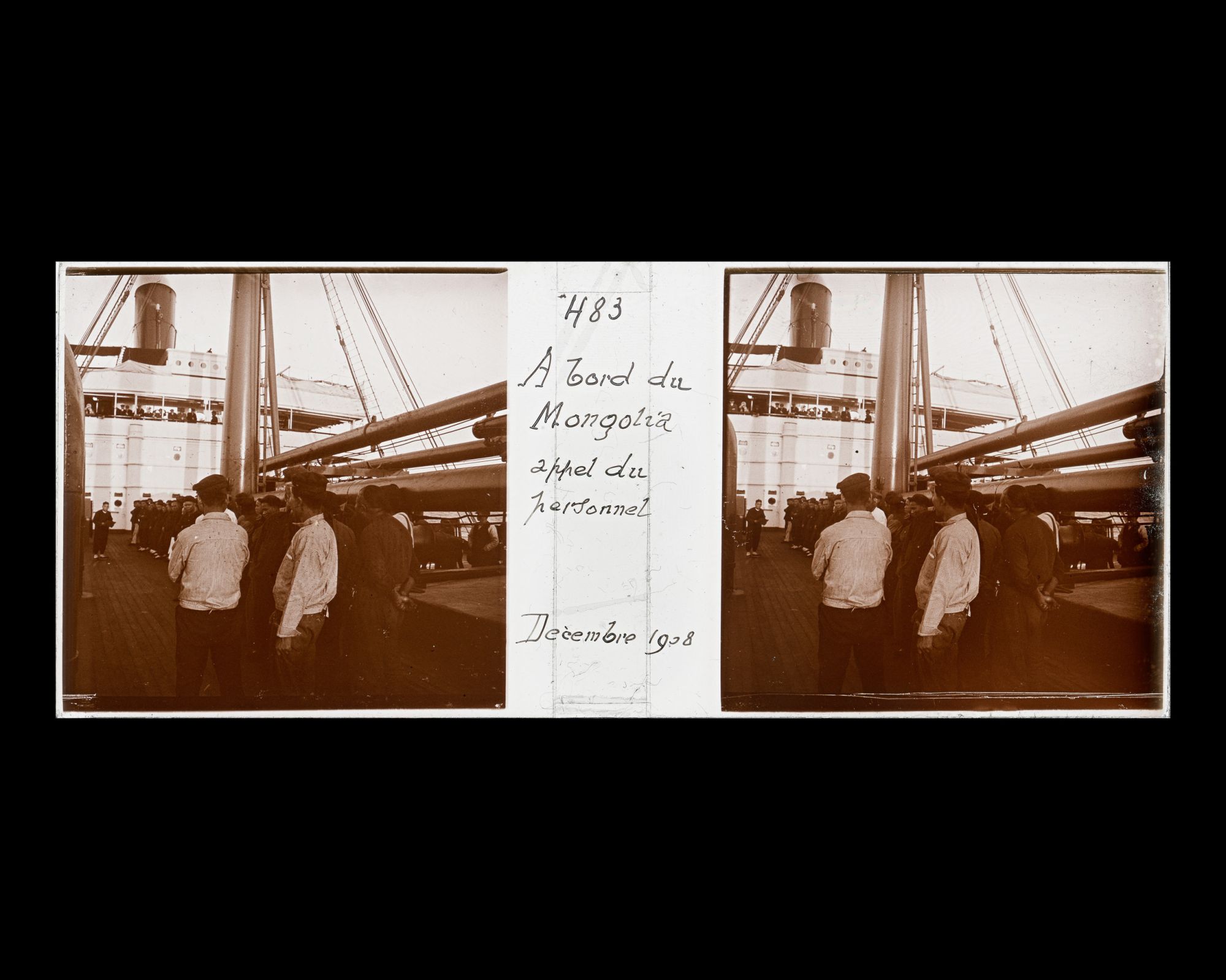 Image représentant Les membres de l'équipage et le personnel rassemblé sur le pont avant