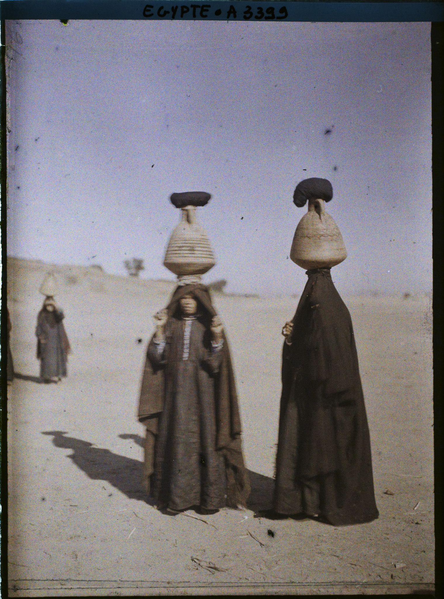 Image représentant Des femmes venant de puiser de l'eau dans le Nil