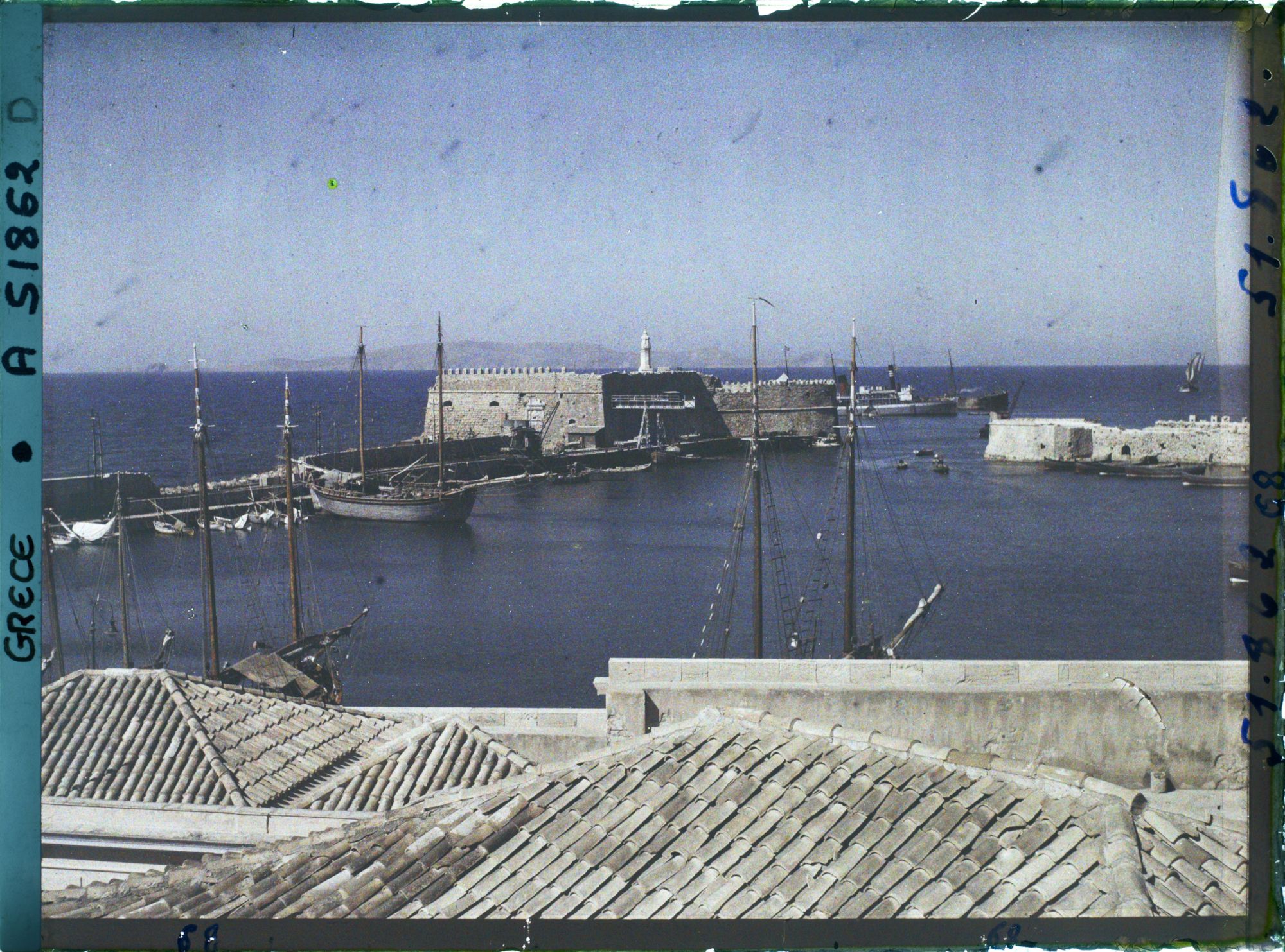 Image représentant Le petit port vénitien, avec son fort, et quelques bateaux, depuis la ville