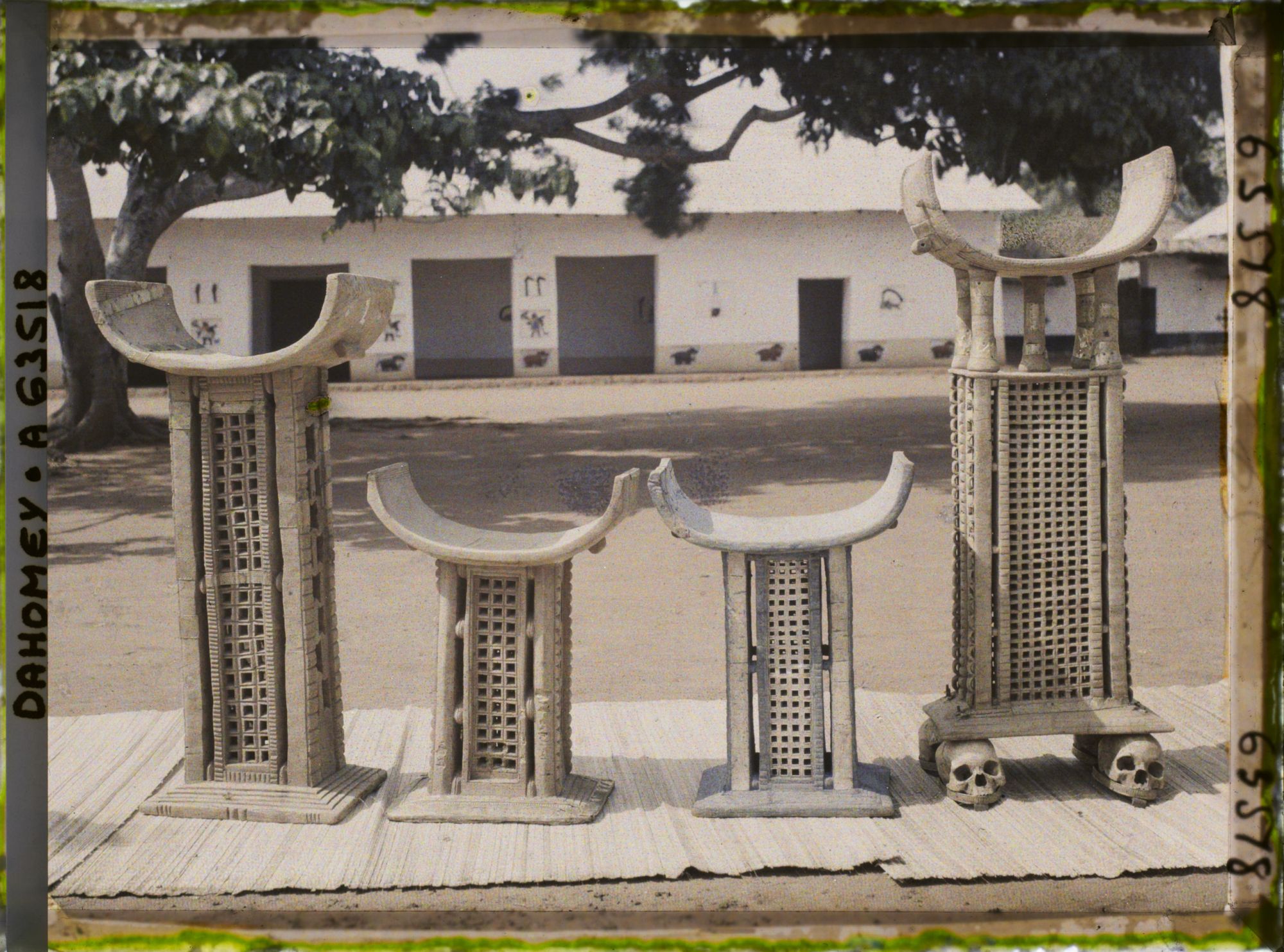 Image représentant Trônes royaux d'Abomey (Guézo, Glélé, Béhanzin, Agoliagbo) devant la salle de réception (ajalala) de la cour du palais de  null Guézo (jalalahennou)