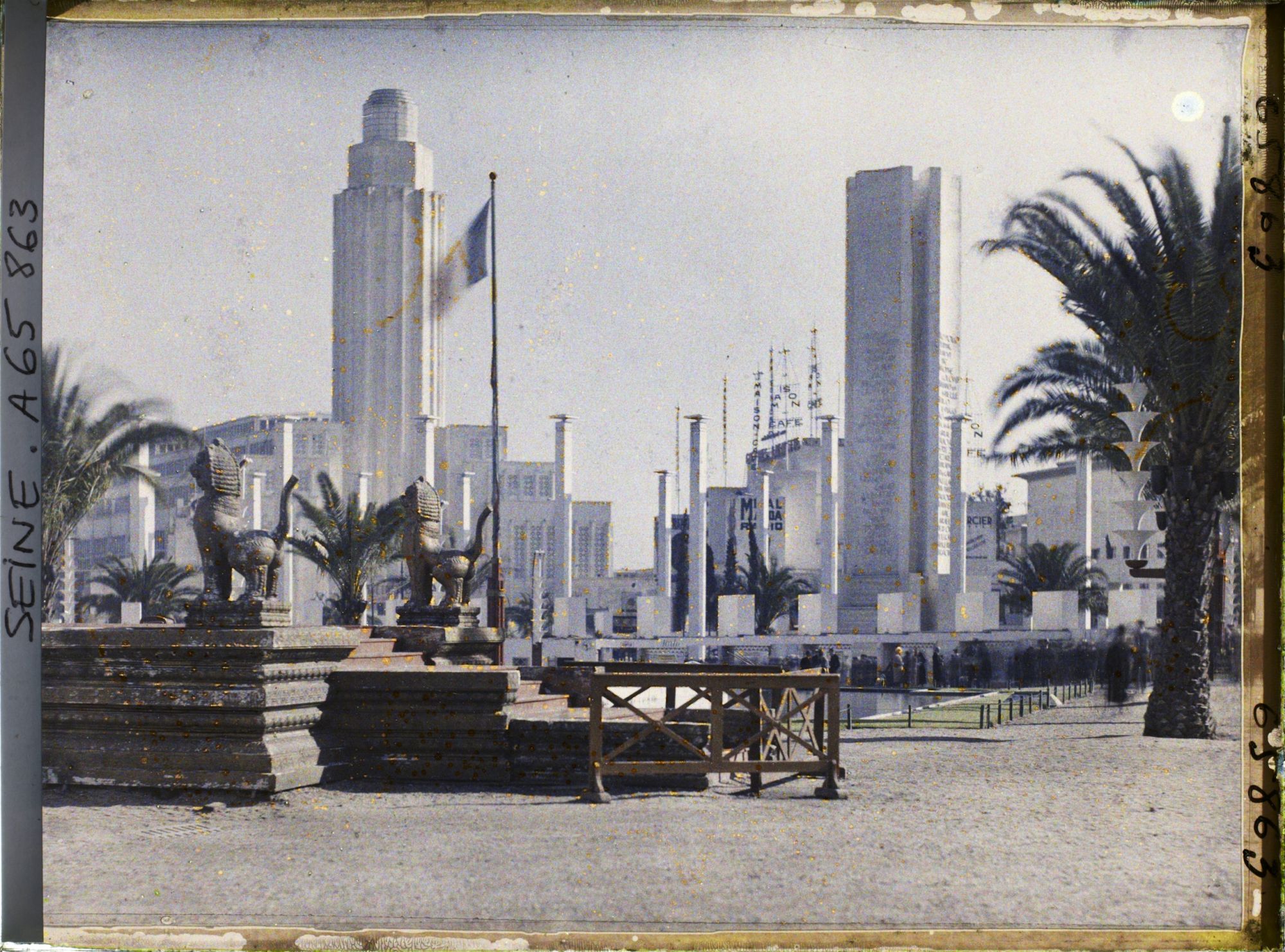 Image représentant L'Exposition Coloniale Internationale de 1931, le palais des groupes industriels de la section métropolitaine et la fontaine de la porte d'honneur, à l'entrée de l'exposition