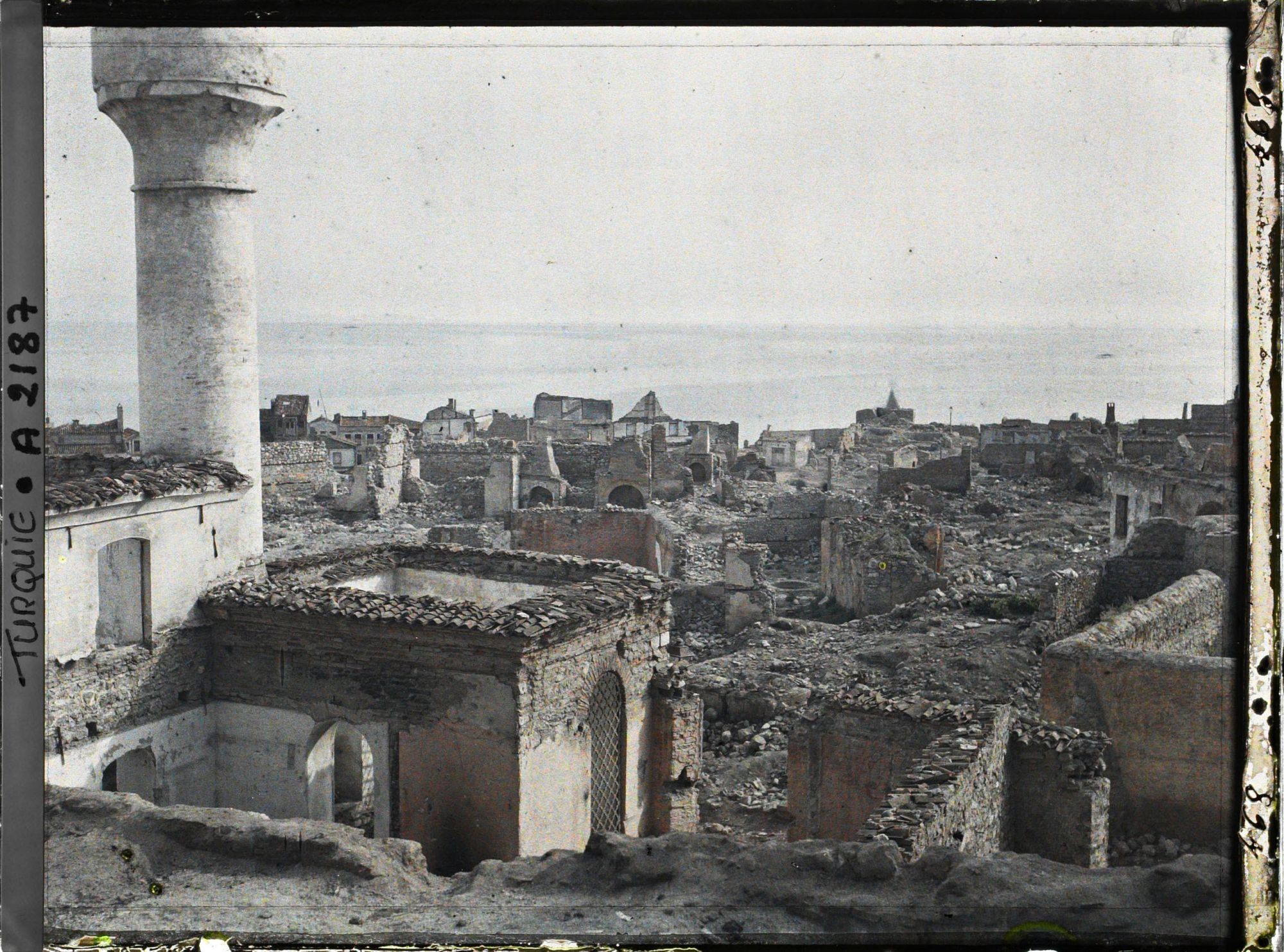 Image représentant Quartier récemment détruit par un incendie près de la Sultan Ahmet Camii (" mosquée Bleue ")