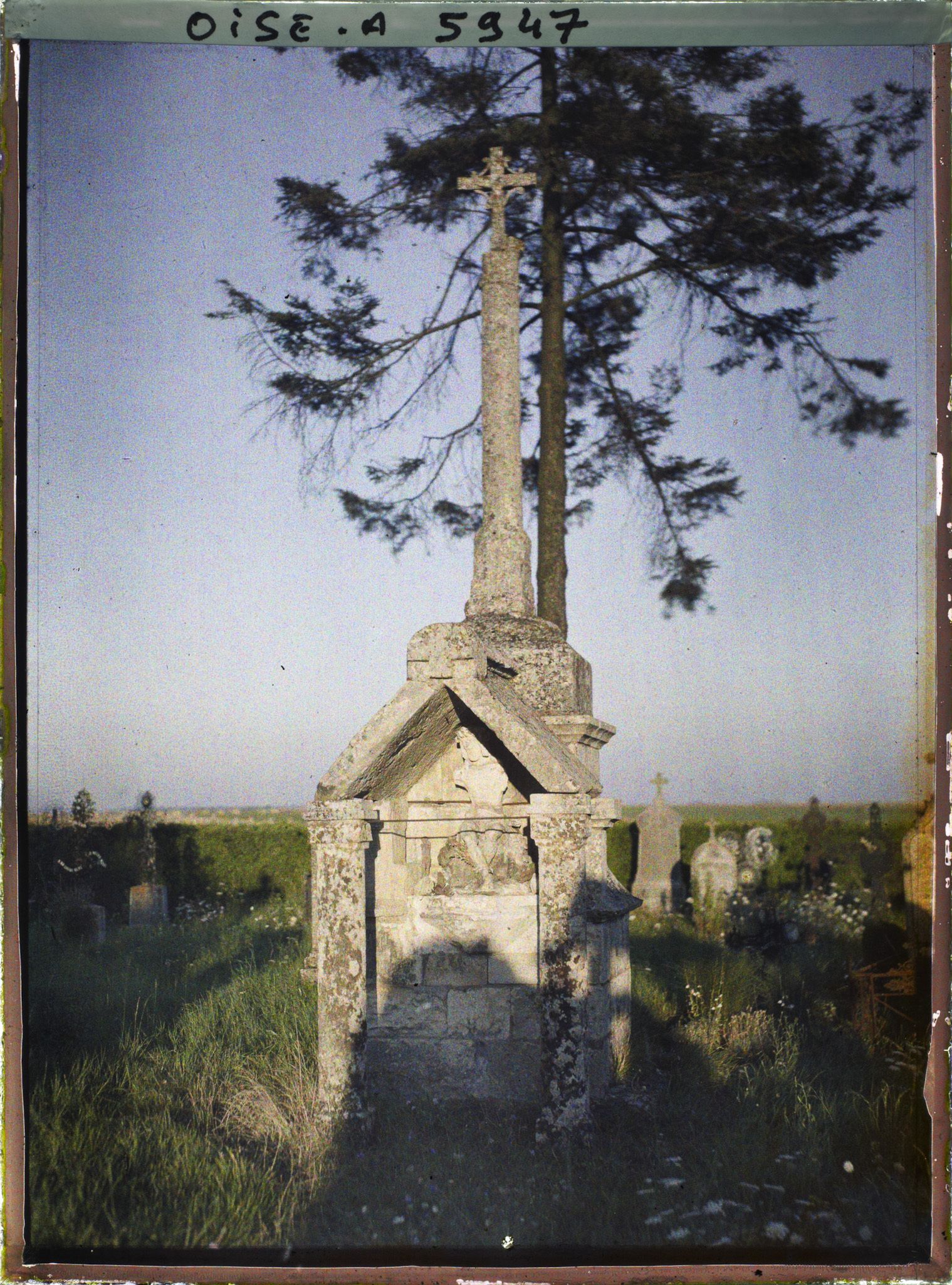 Image représentant Tombe ancienne dans un cimetière : vue de face