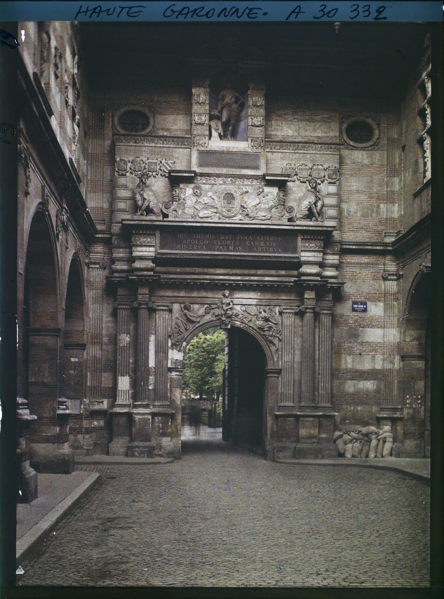 Image représentant La cour Henri IV du Capitole