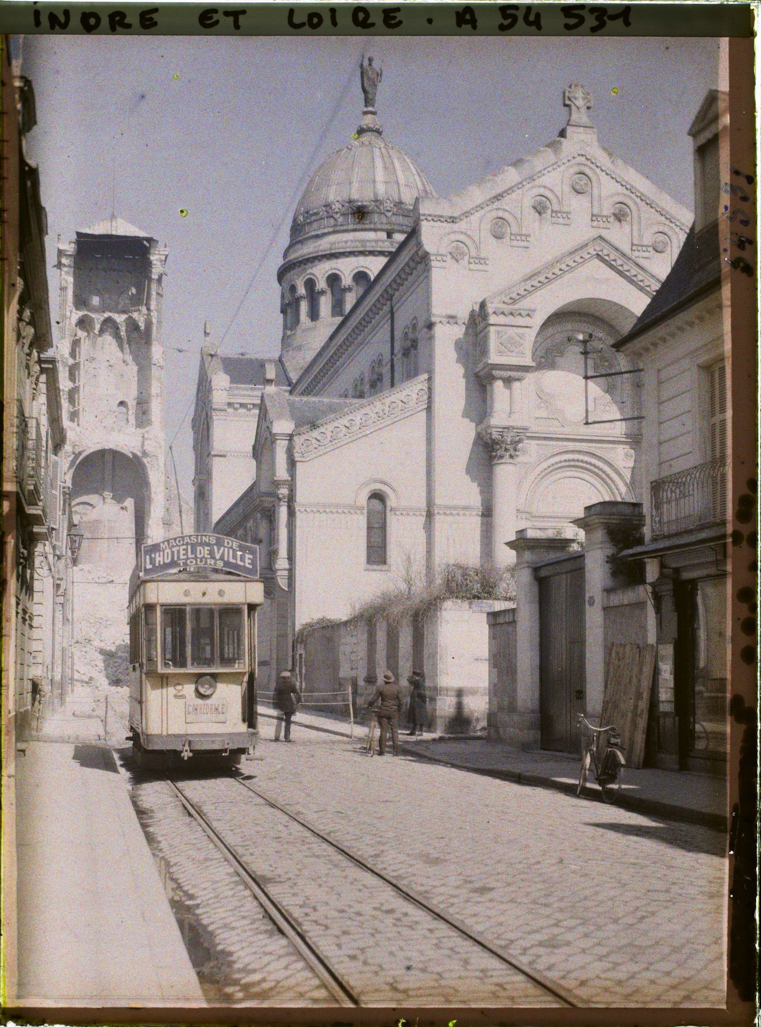 Image représentant Le tramway ligne C, rue Descartes avec la tour Charlemagne effondrée et la basilique Saint-Martin
