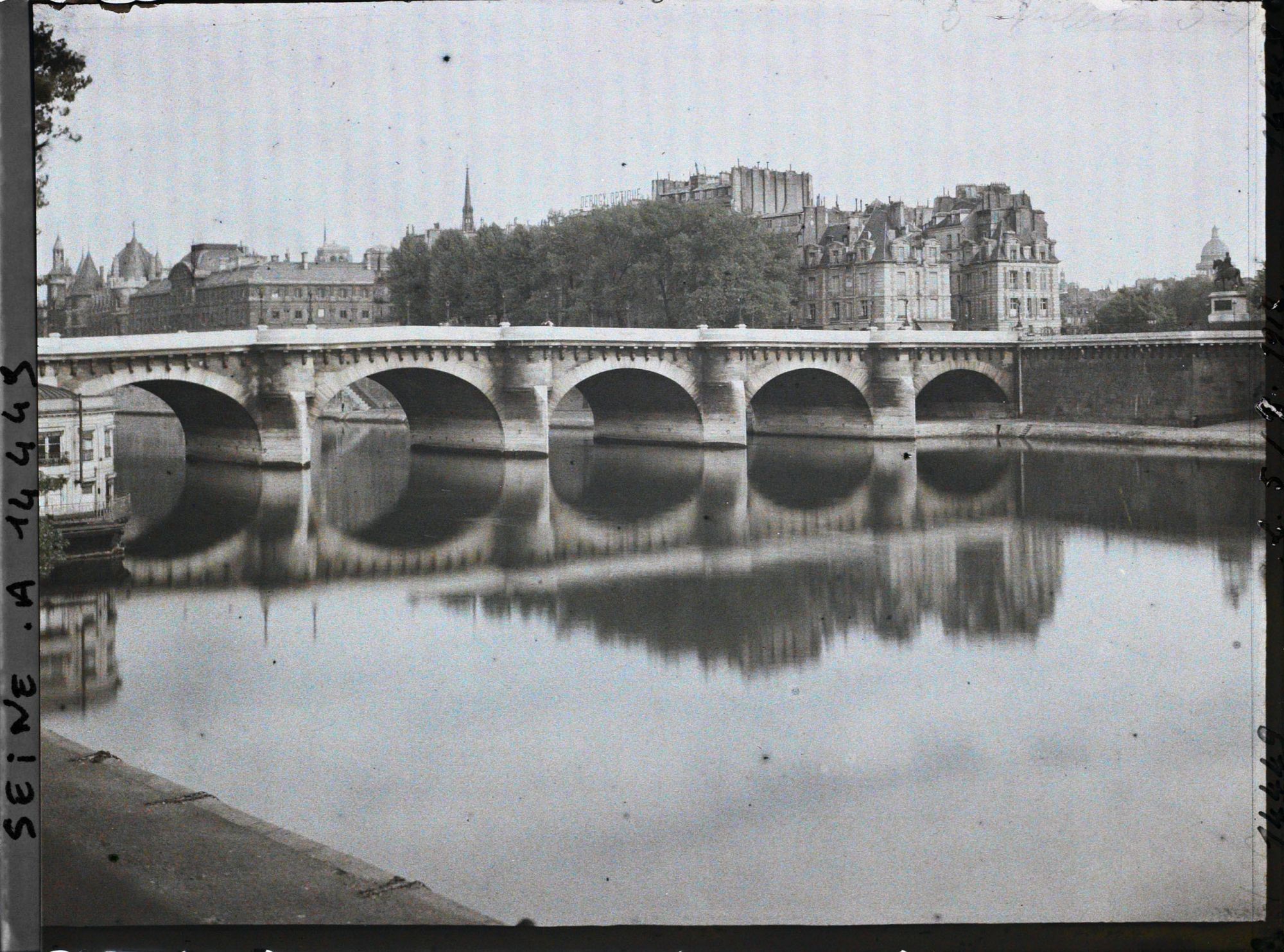 Image représentant Le quai de l'Horloge sur l'île de la Cité, la Seine et le pont Neuf vus du quai du Louvre