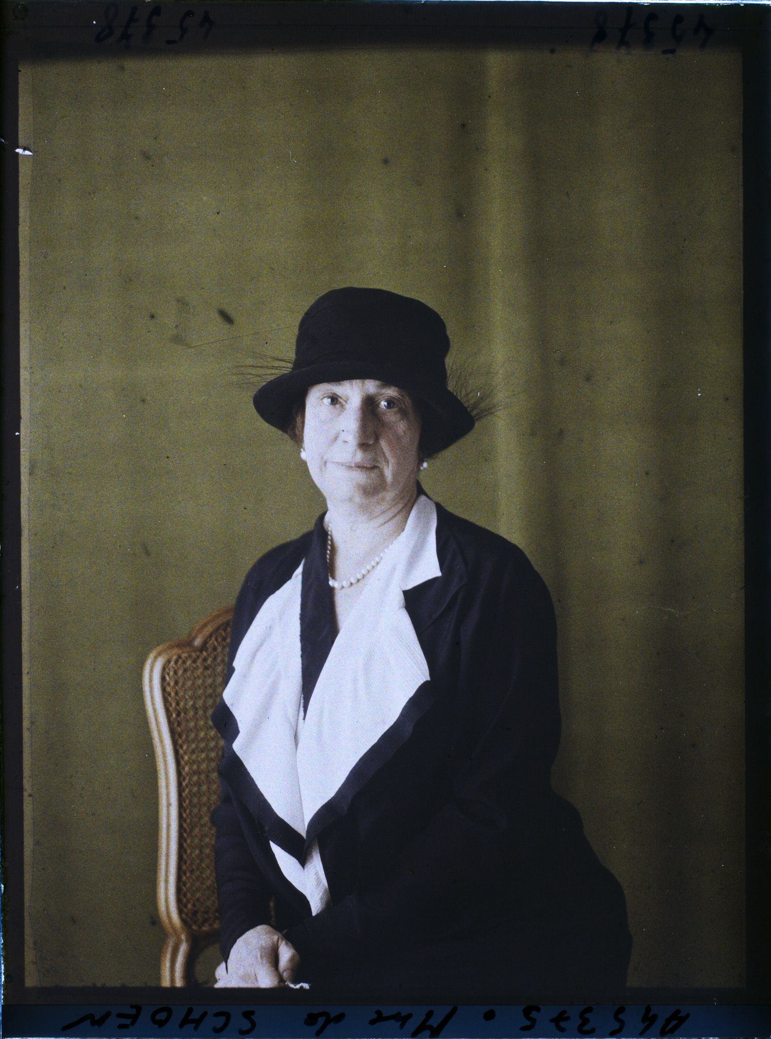 Image représentant La baronne  https://musee-albert-kahn.s-museum.fr/home/NWQ2OTAwYzNmYjZlZTk1ZWQwODJmMjY4L2dlbmVyaWMtbm90aWNlLXRhYi9hdXRob3JpdHkvNjE3YTc5ZjVjZjhiODk2OGIzMzM3ZDIx/5d6900c3fb6ee95ed082f268/generic-notice-tab/authority/617a79ebcf8b8968b333665a Bertha von Schoën