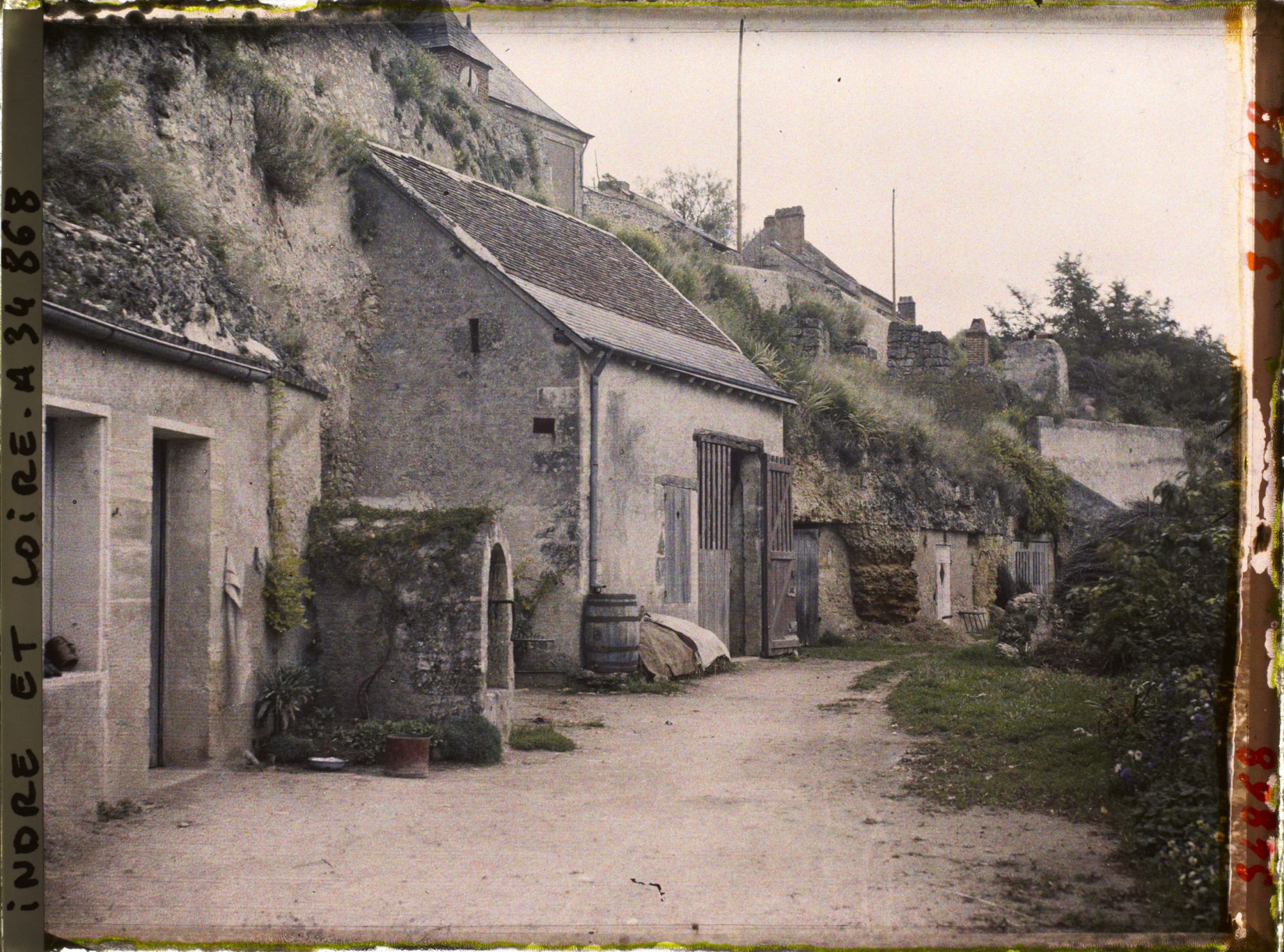 Image représentant Cour et puits d'une maison troglodyte