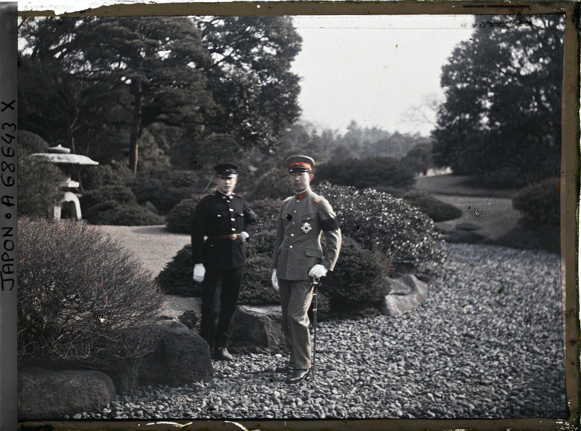 Image représentant Résidence de la famille Kitashirakawa, le prince Chichibu (à droite) et le jeune prince Kitashirakawa (Nagahisa)