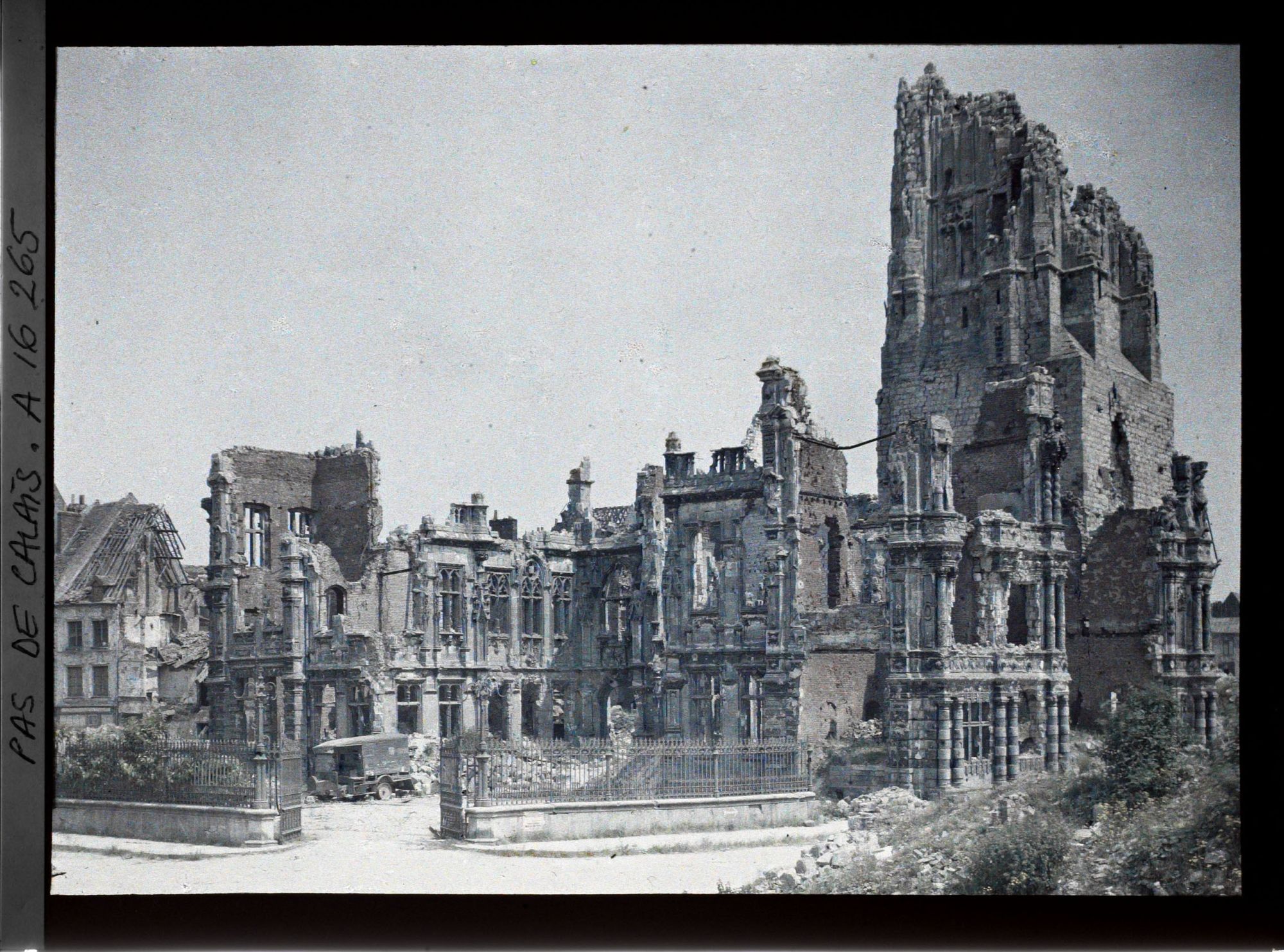 Image représentant France, Arras, L'Hôtel de ville, vu de la place de la Vacquerie