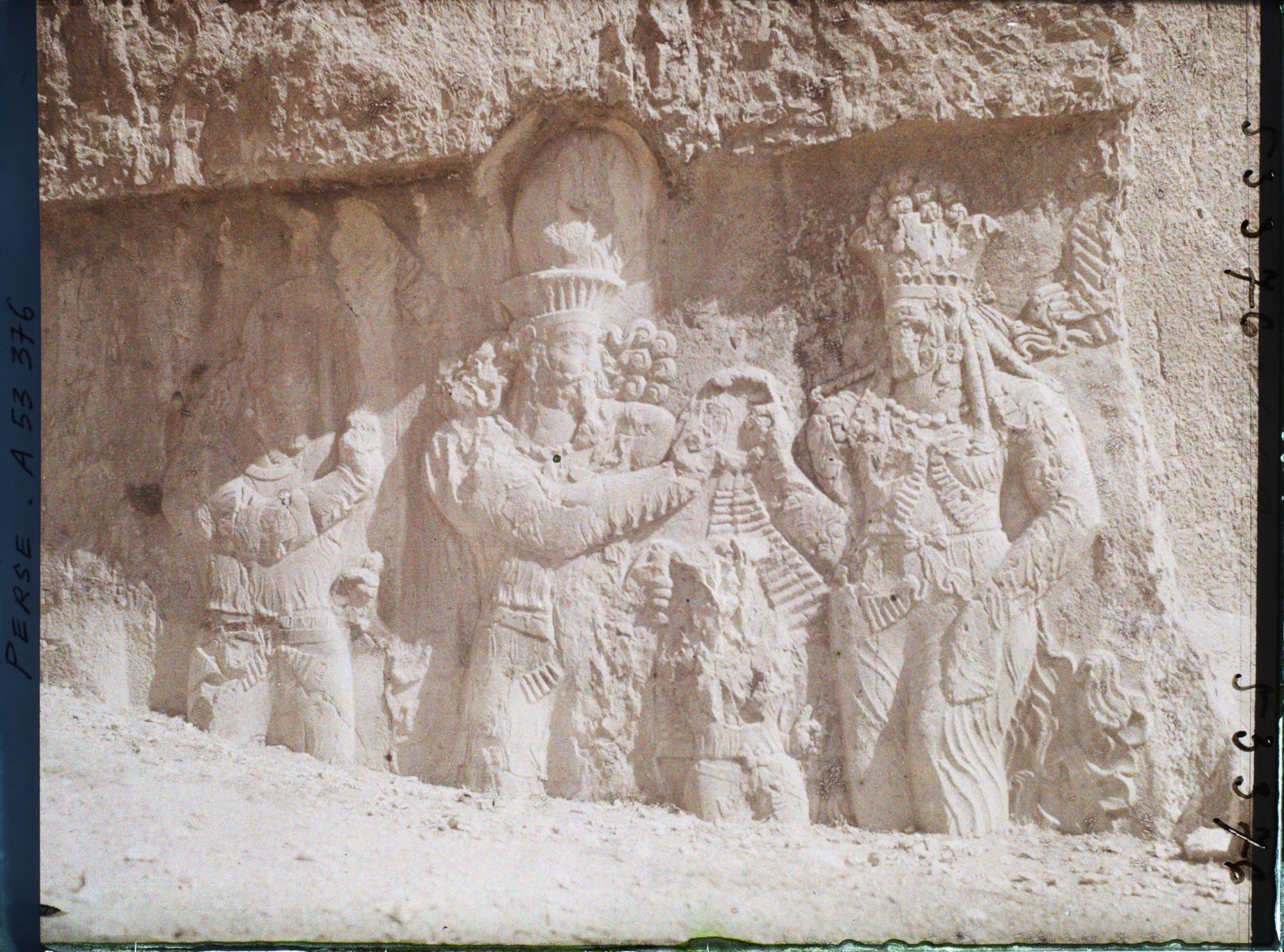 Image représentant Bas-relief sassanide représentant l'investiture de Narseh par la déesse Anahita